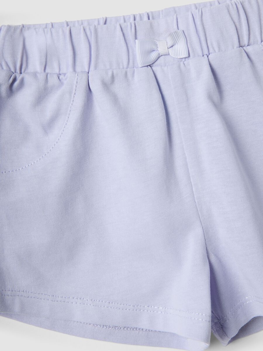 Completo bianco in puro cotone organico con top e shorts per neonati_3