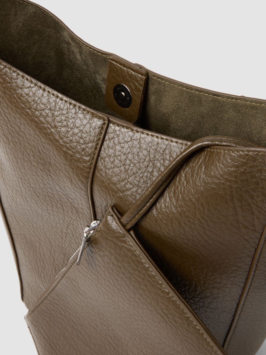 Borsa marrone a spalla effetto martellato_2