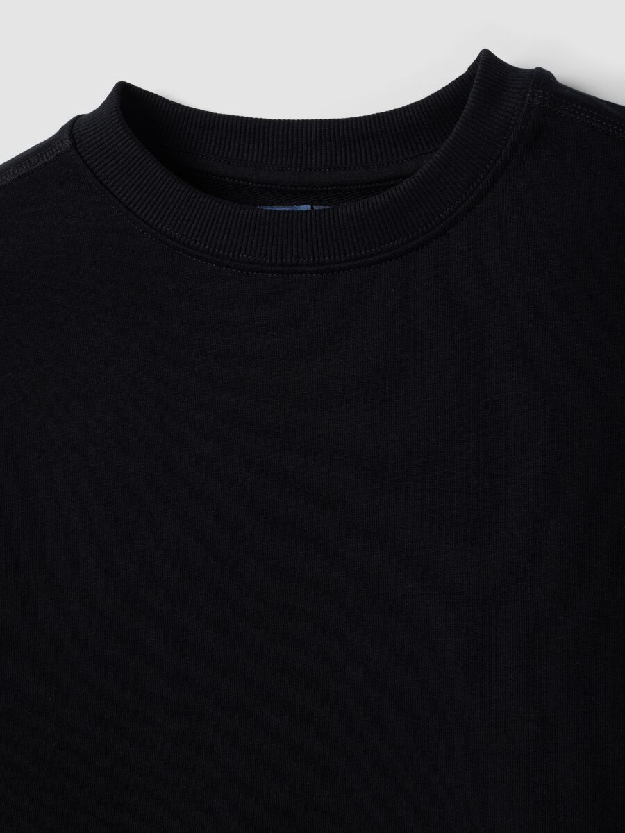 Black pure cotton crew-neck sweatshirt for boys, relaxed fit_5