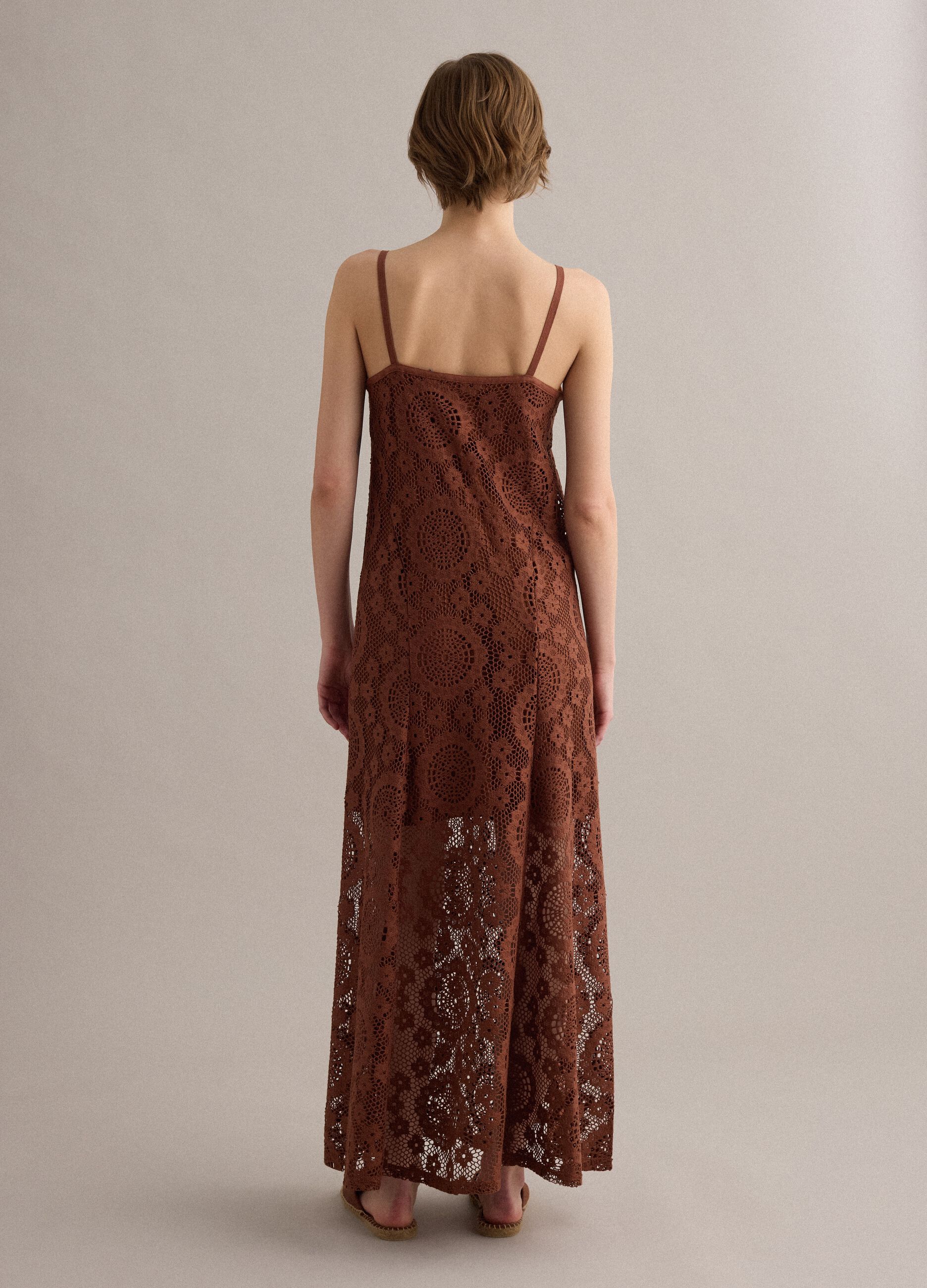 Abito marrone lungo in crochet con scollo a V regular fit