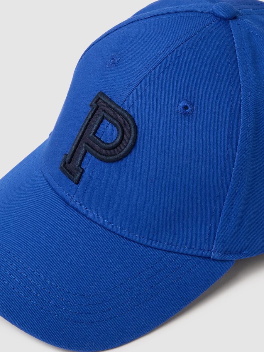 Cappello in puro cotone blu con visiera regolabile e P ricamata_3