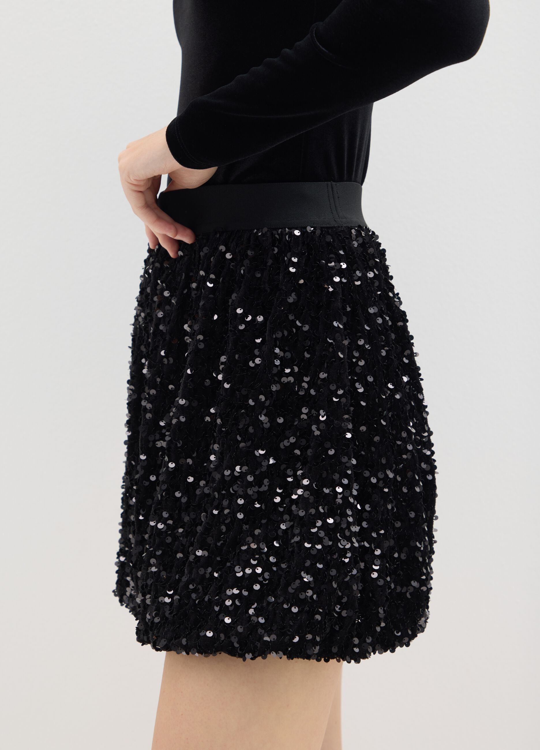 Black balloon miniskirt in regular fit velour blend with sequins