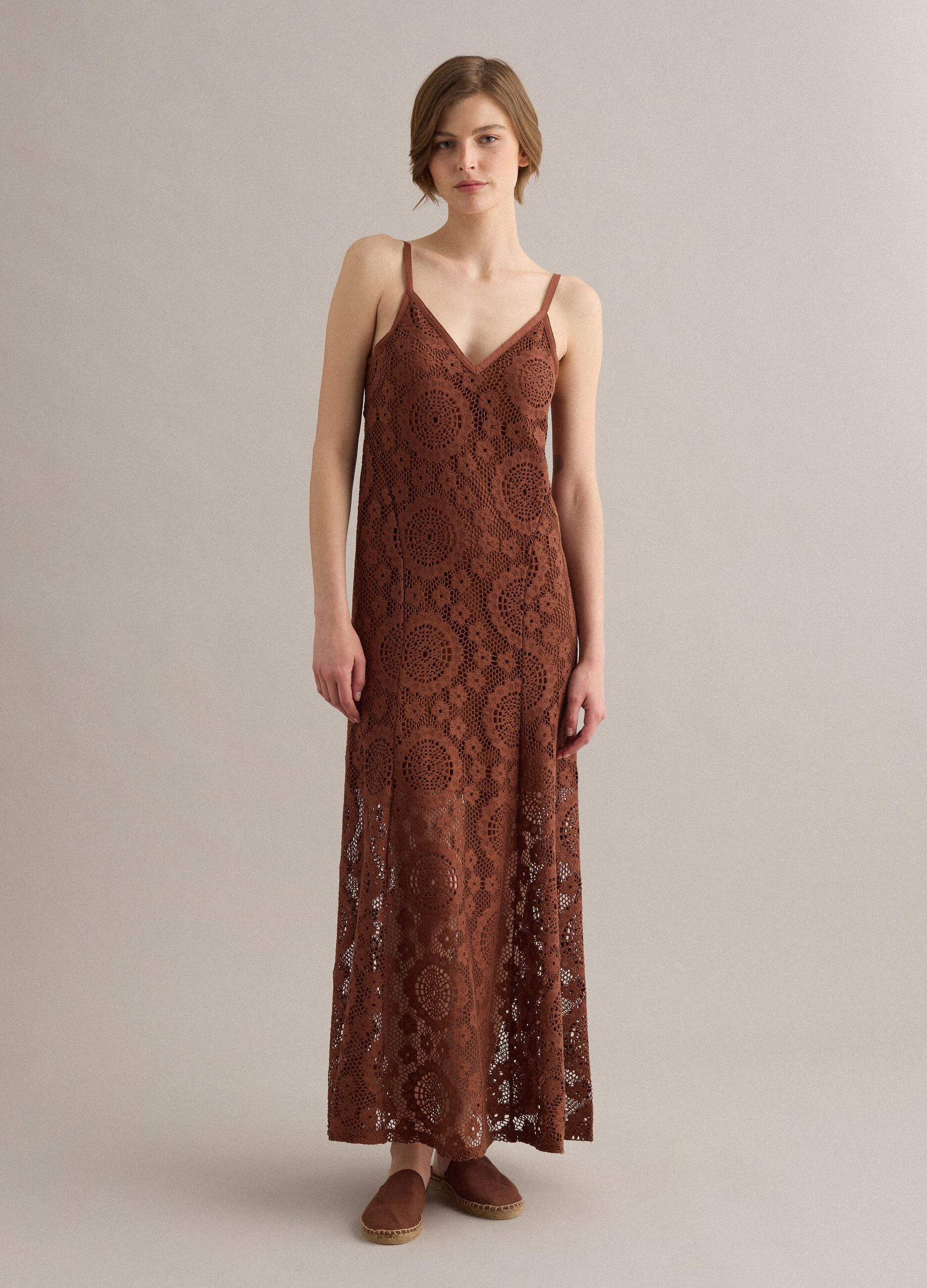Abito marrone lungo in crochet con scollo a V regular fit