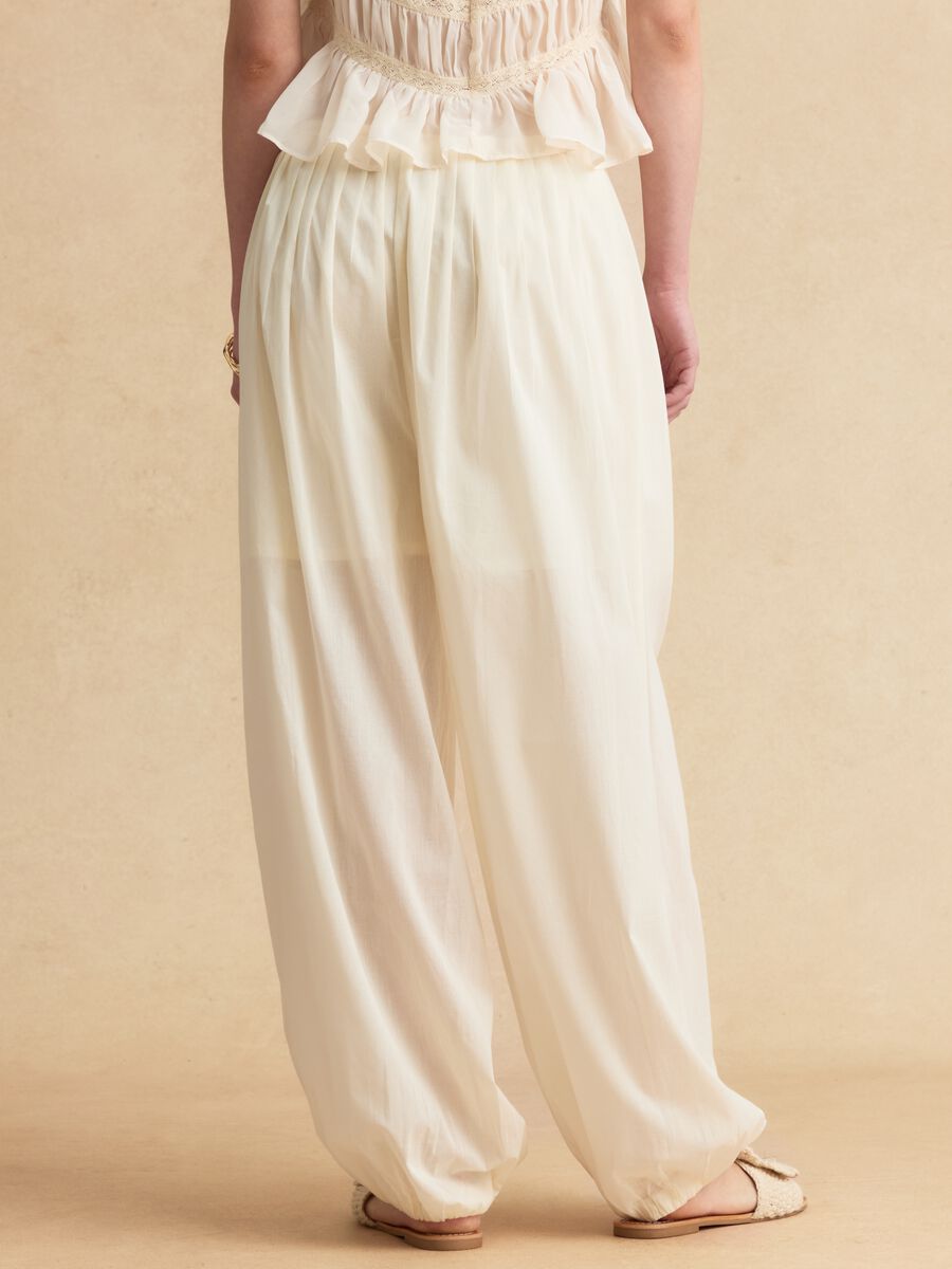 Relaxed-fit white pure cotton jogger trousers_2