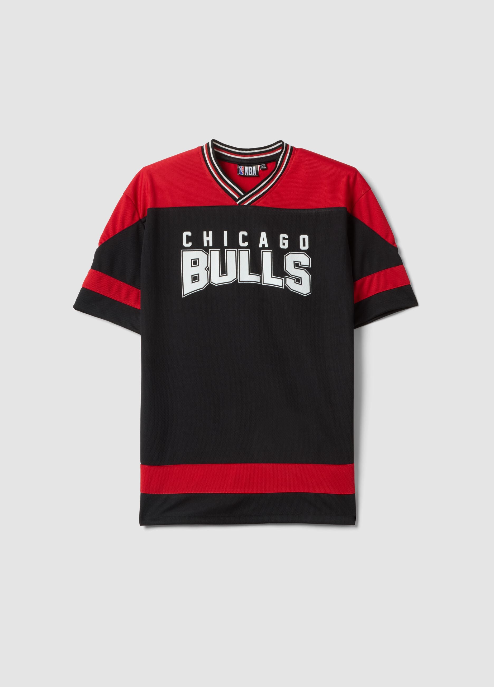 Black and red Chicago Bulls logo T-shirt for kids