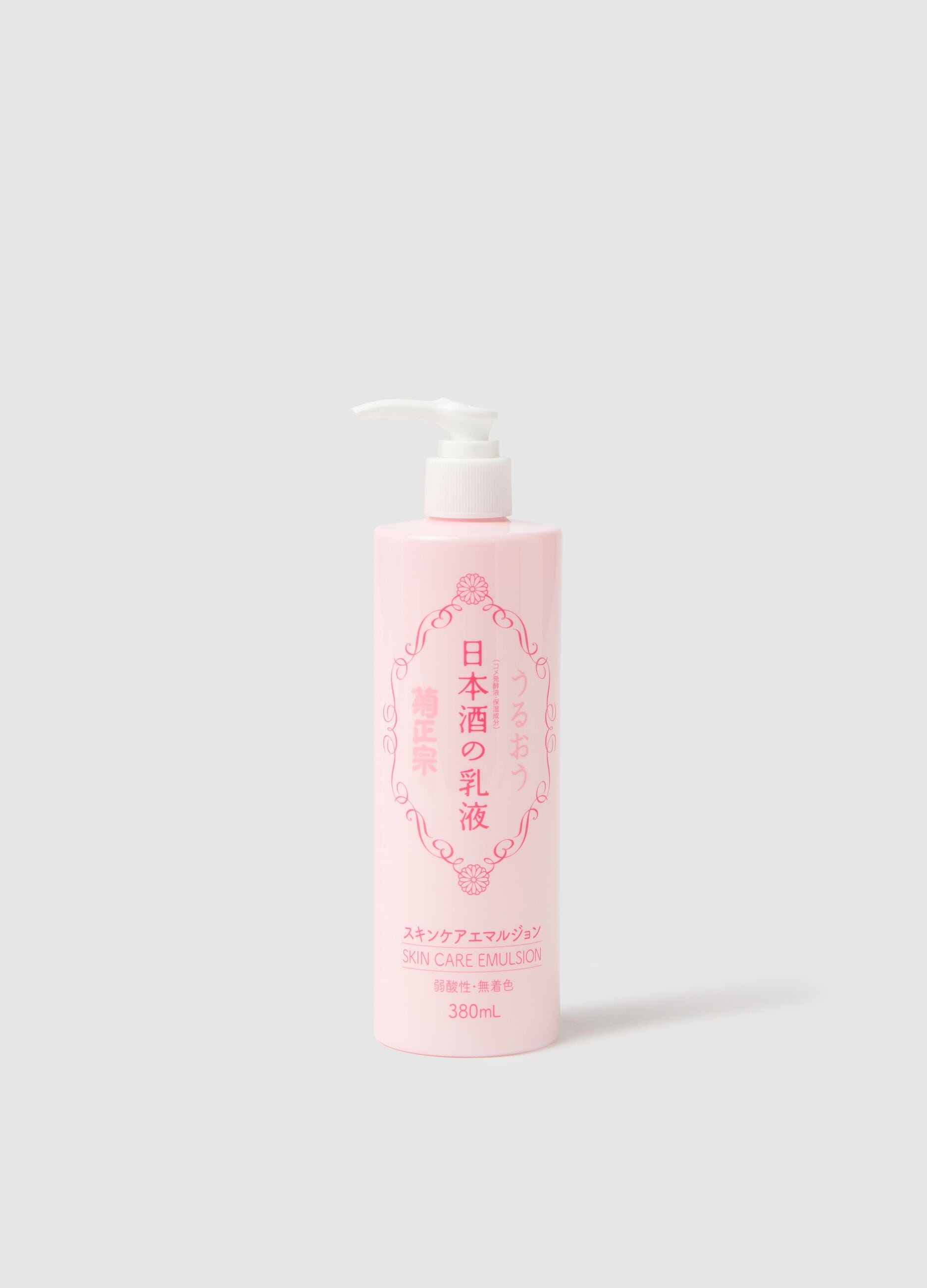 KIKU-MASAMUNE Sake Skin Care Emulsion is a highly moisturising lotion with a soft and milky texture.