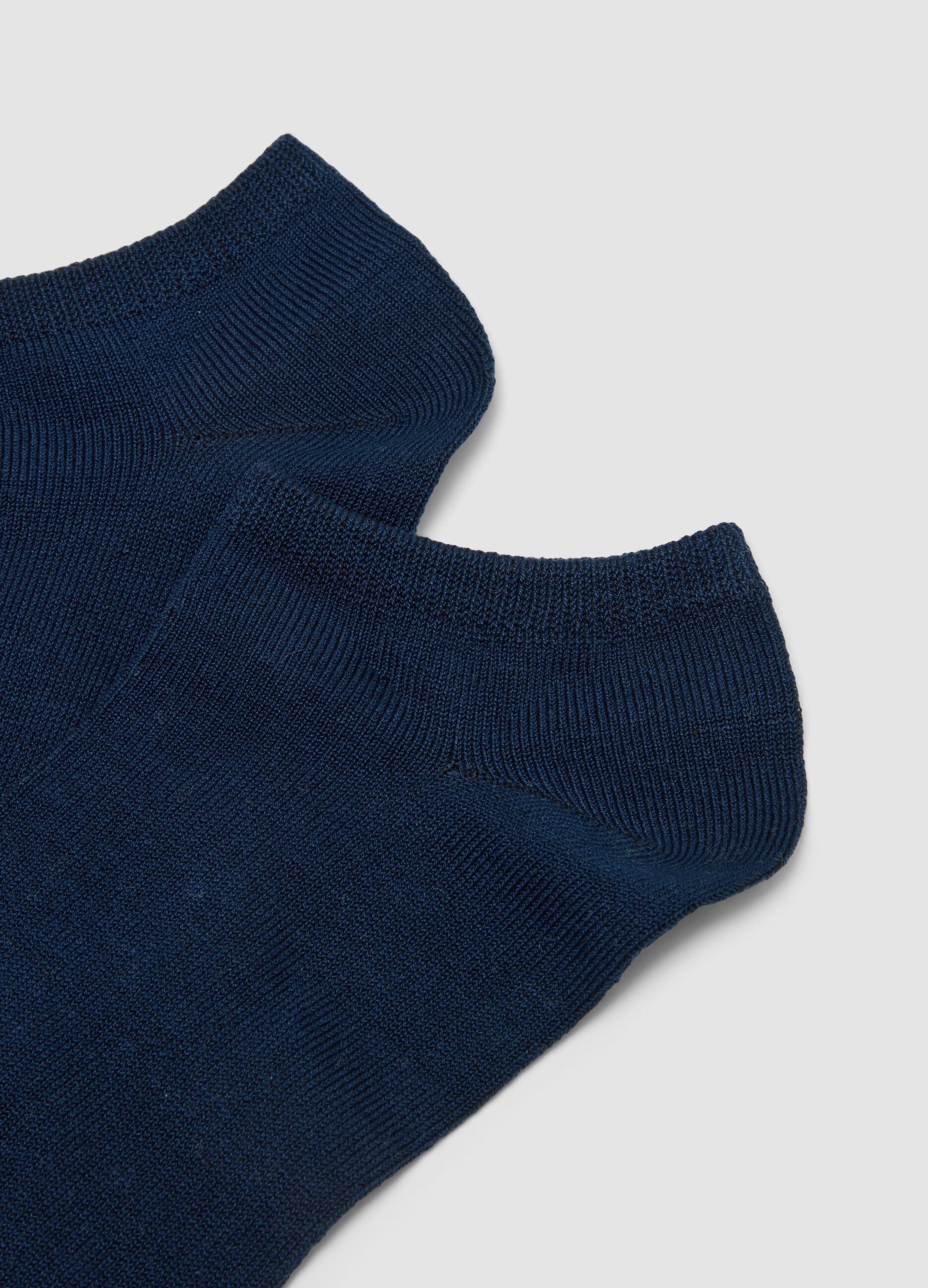 3-pack of blue ankle sports socks in stretchy organic cotton
