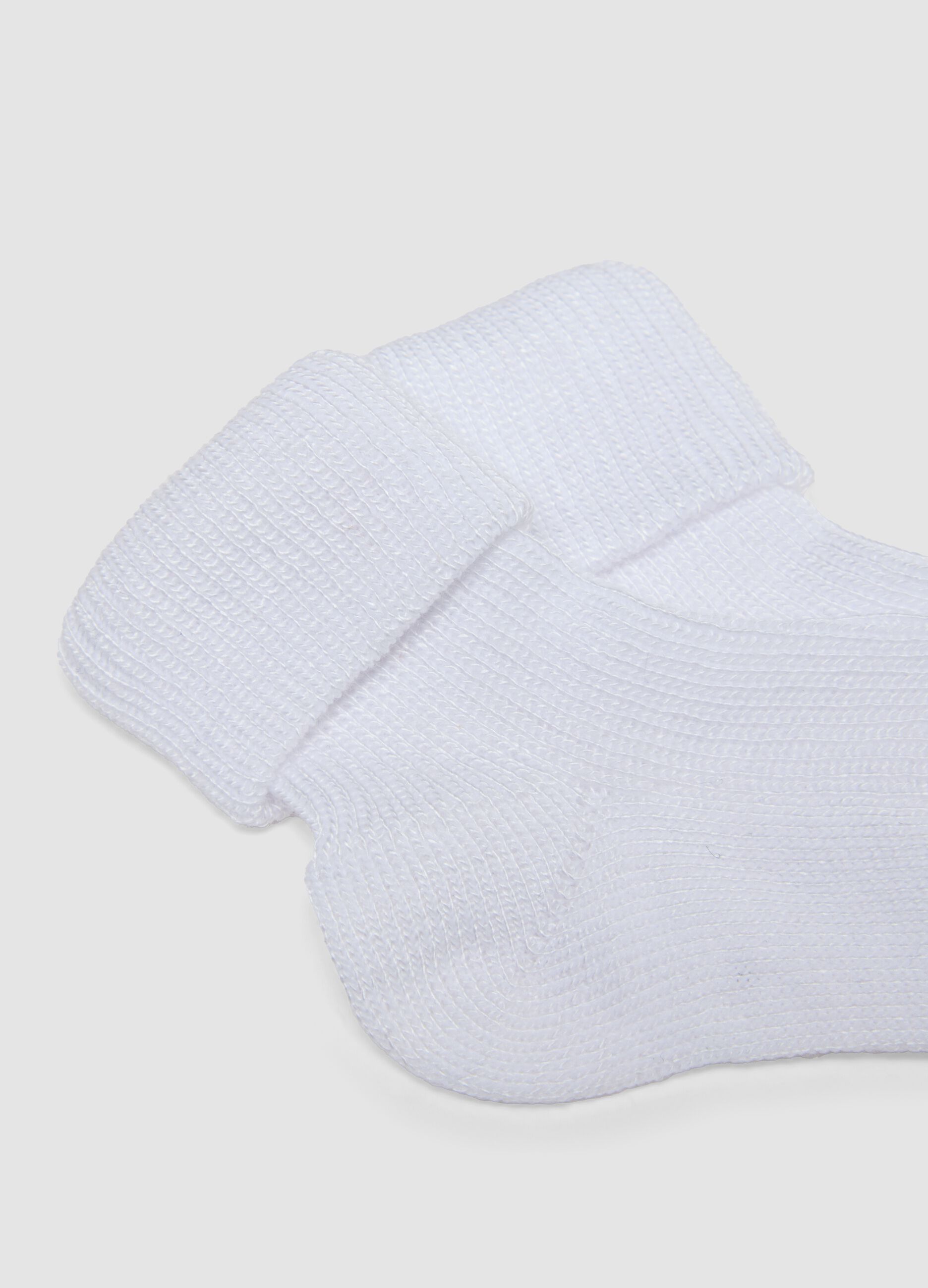 Twin-pack of short white bamboo blend socks for newborns