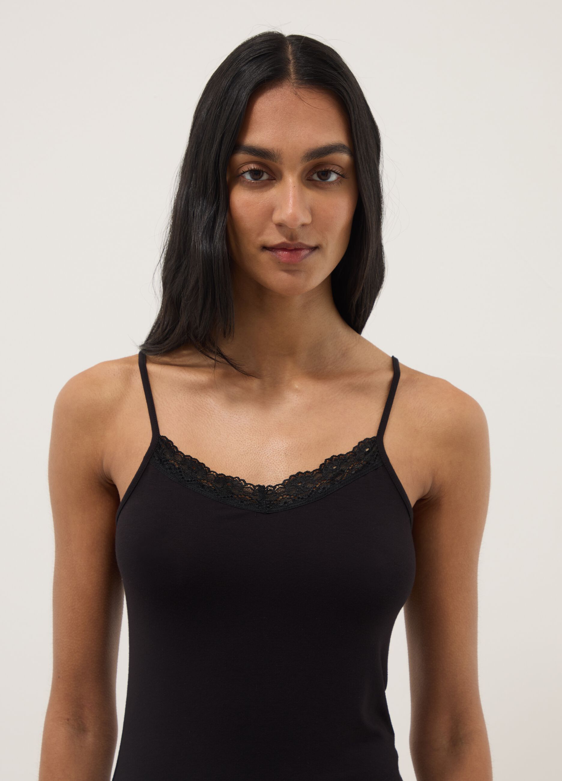 Slim fit black stretchy viscose camisole with lace
