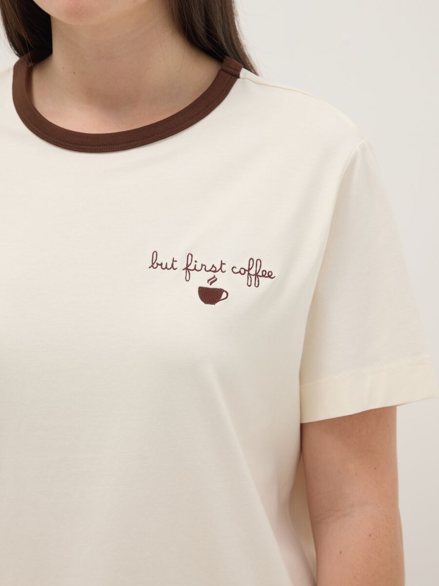White stretch cotton regular fit T-shirt with embroidered coffee_3
