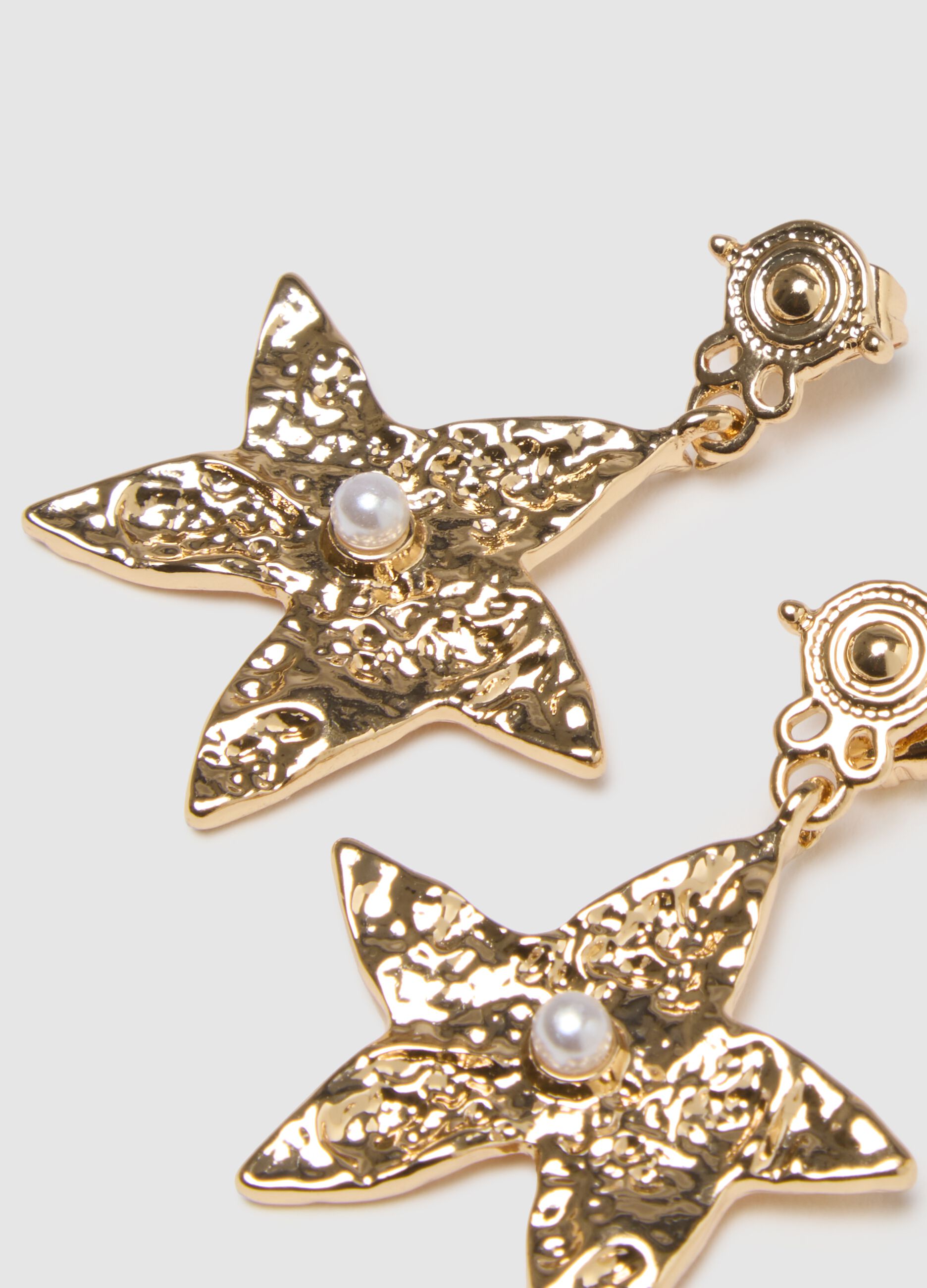 Star-shaped gold-coloured zinc earrings with pearls
