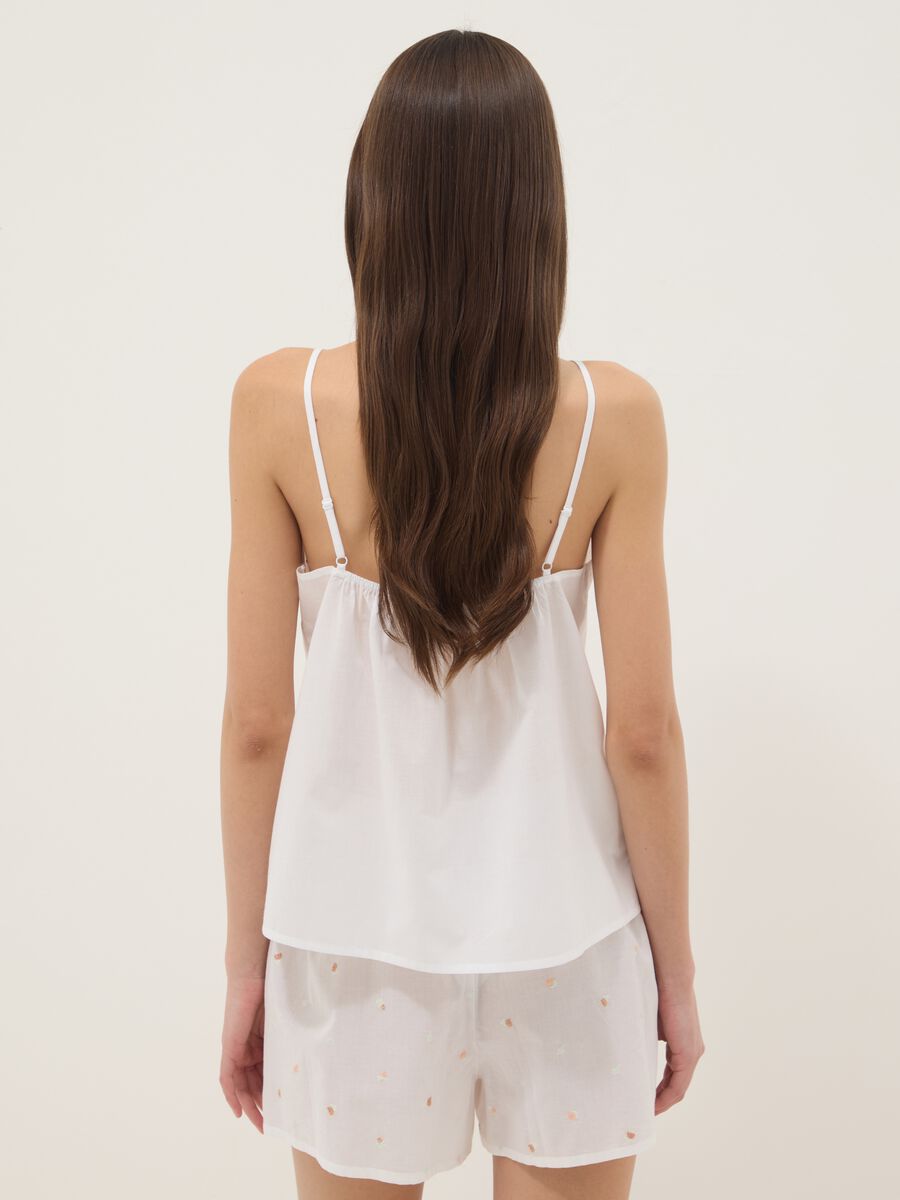 Top pigiama bianco in puro cotone con scollo a V e ricami fiori regular fit_2