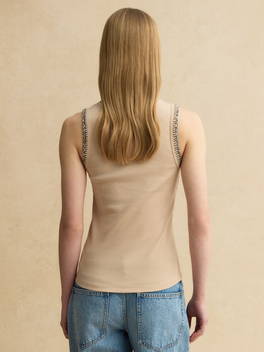 Beige regular fit stretch cotton tank top with embroidered edges_3