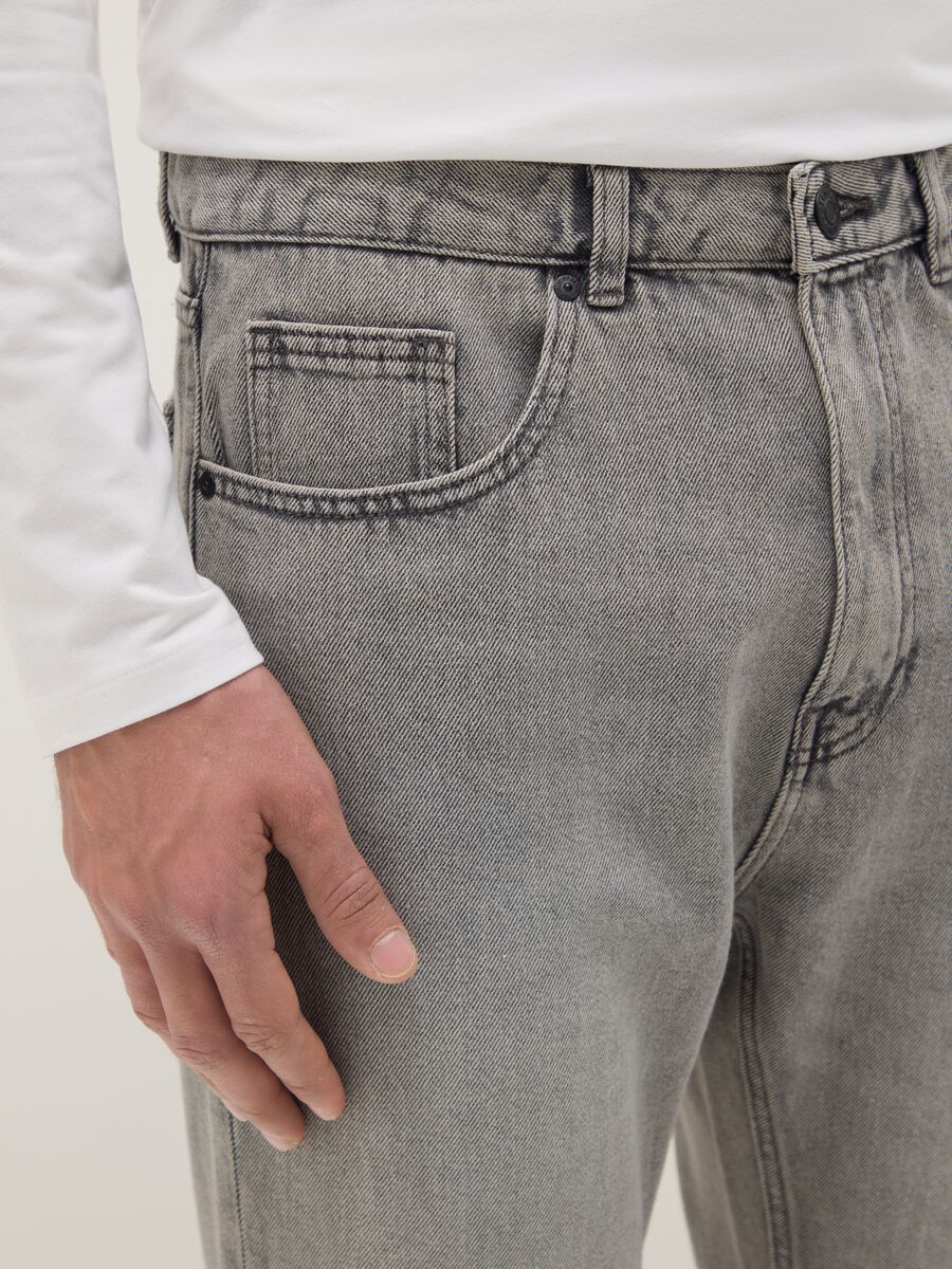 Grey denim cotton blend carrot fit jeans_4