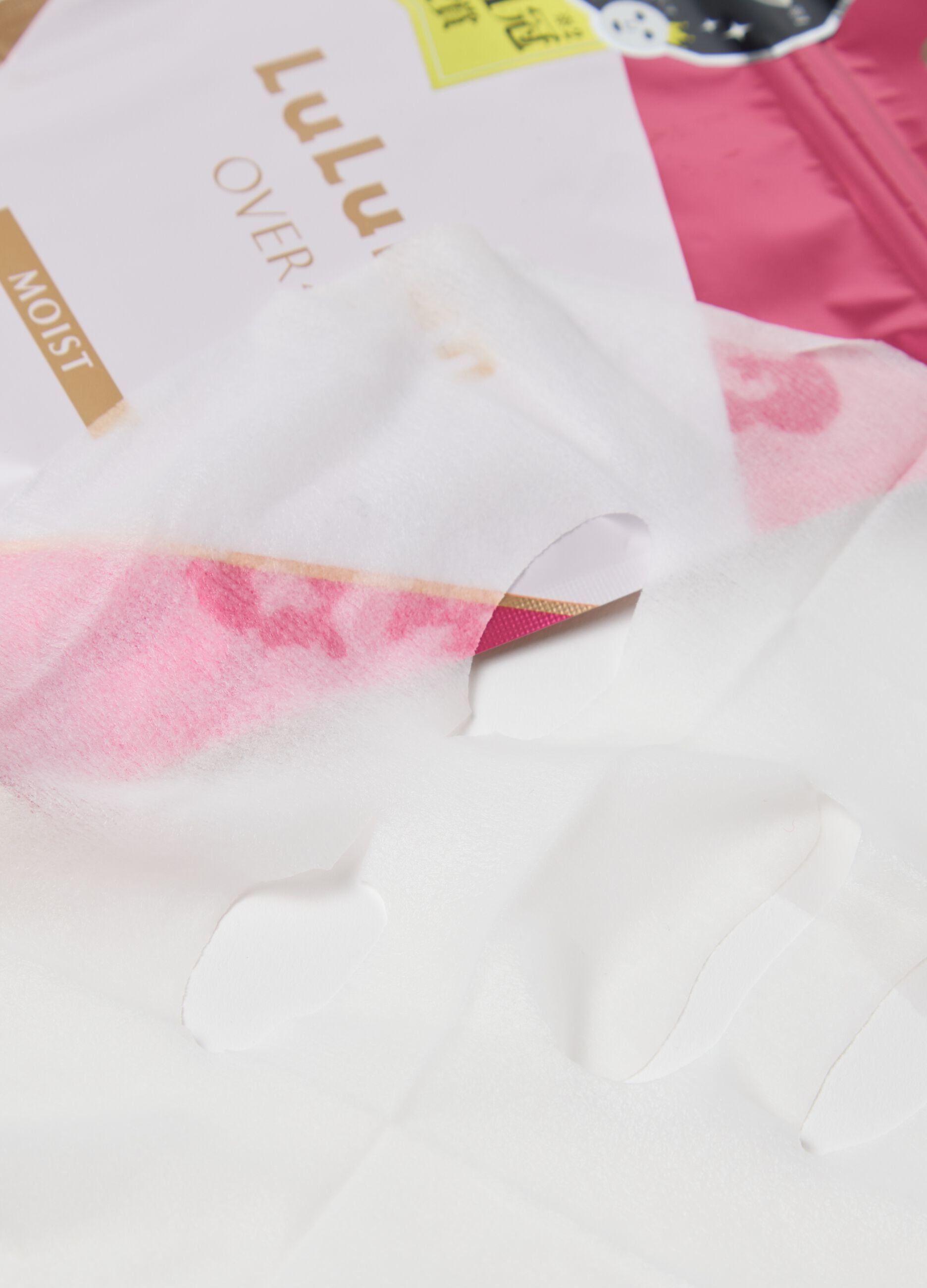 Fabric mask for intense hydration, and a plumping and anti-age effect. Complete your skin care routine with these high-quality Japanese fabric masks available in a re-sealable pack of 7 masks! Perfect for daily use.