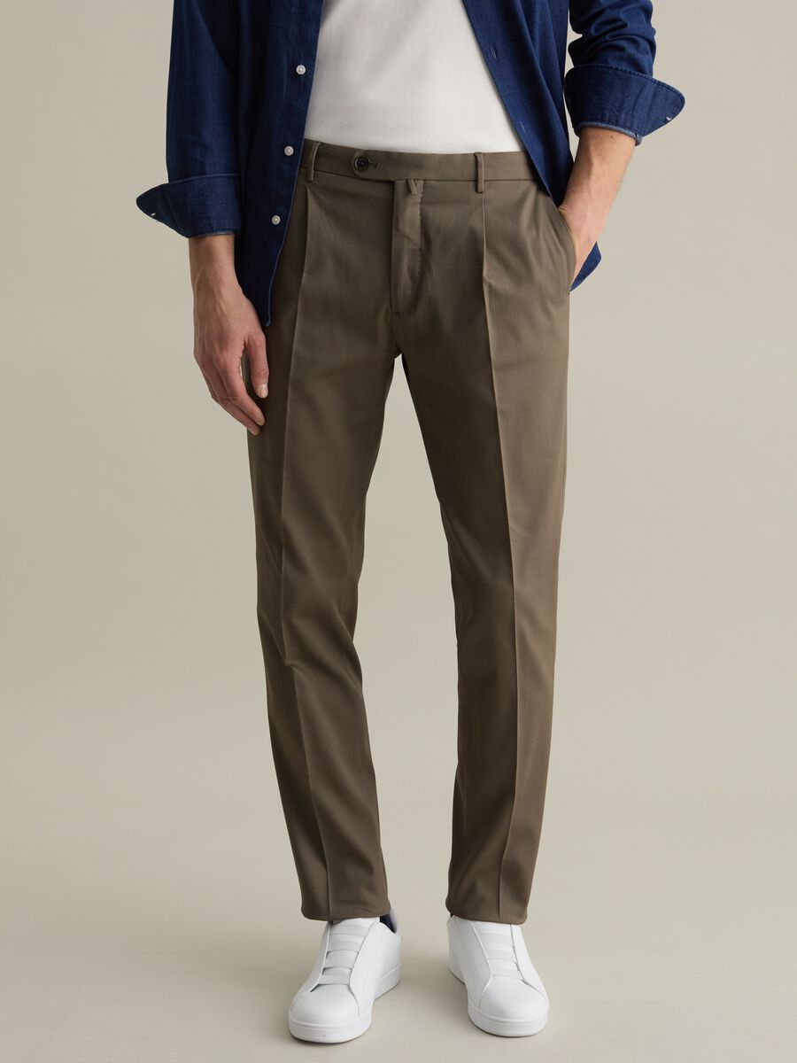 Contemporary chino trousers with darts_1