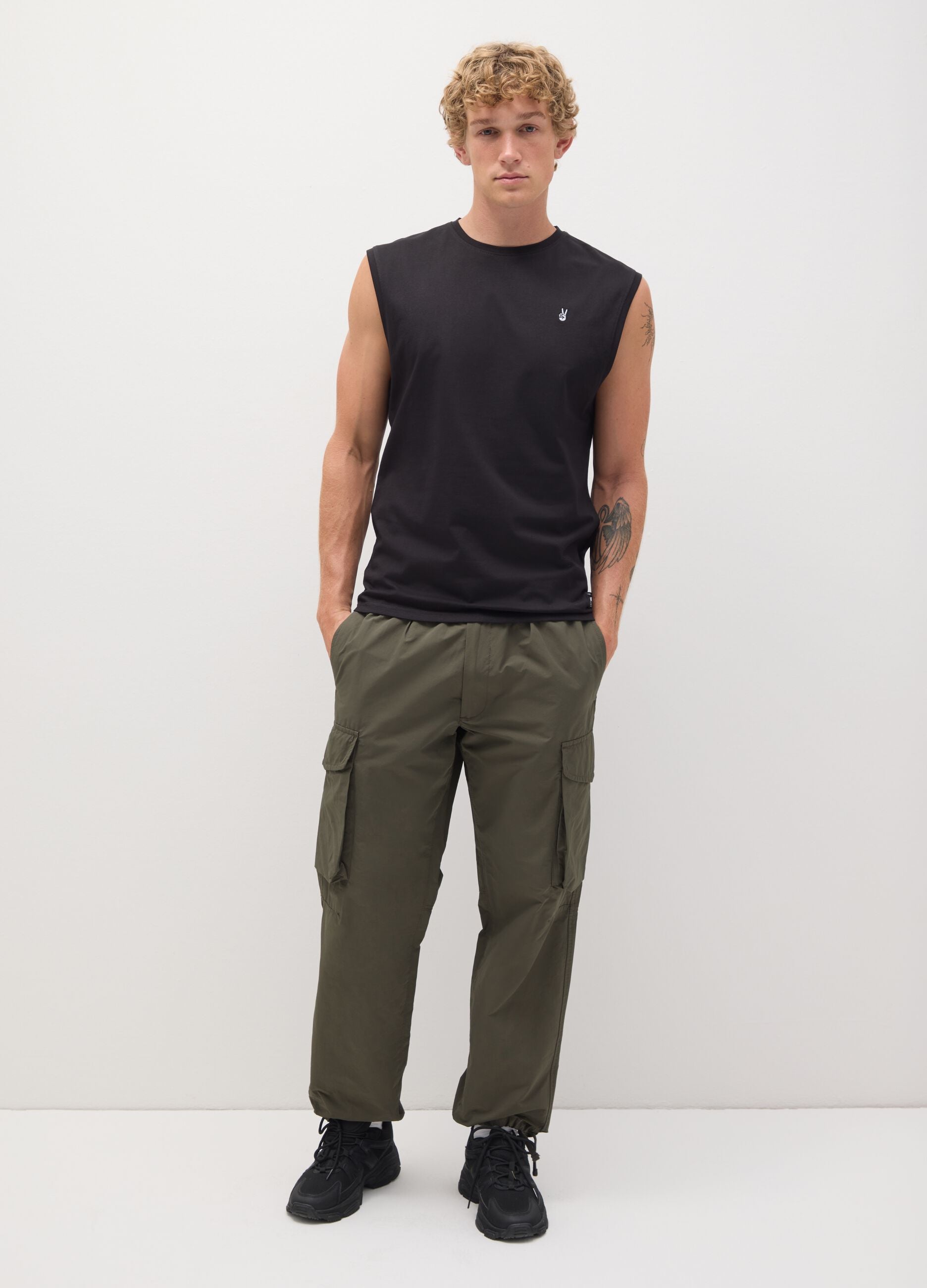 Men&rsquo;s black regular-fit vest top in 100% cotton with embroidery