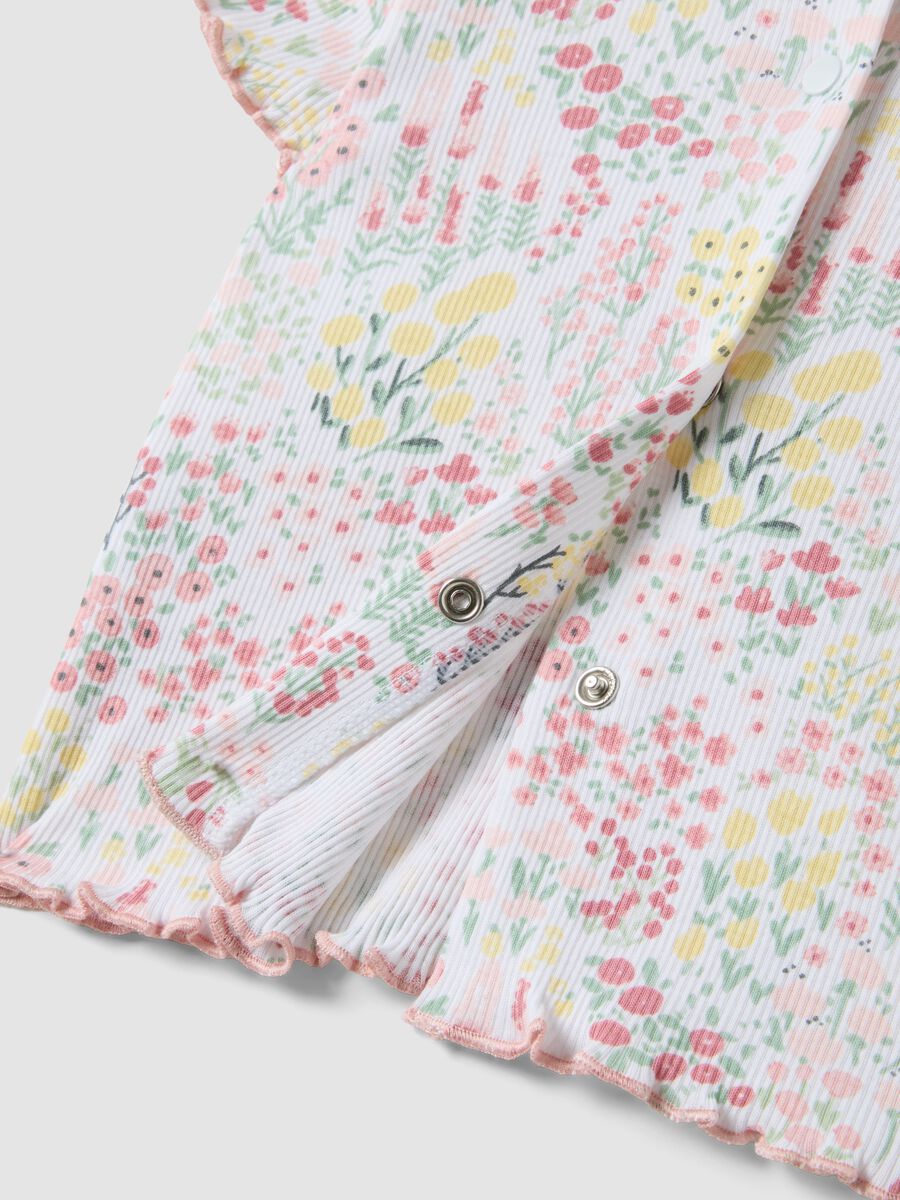 T-shirt in puro cotone multicolor da neonata con motivo floreale_3