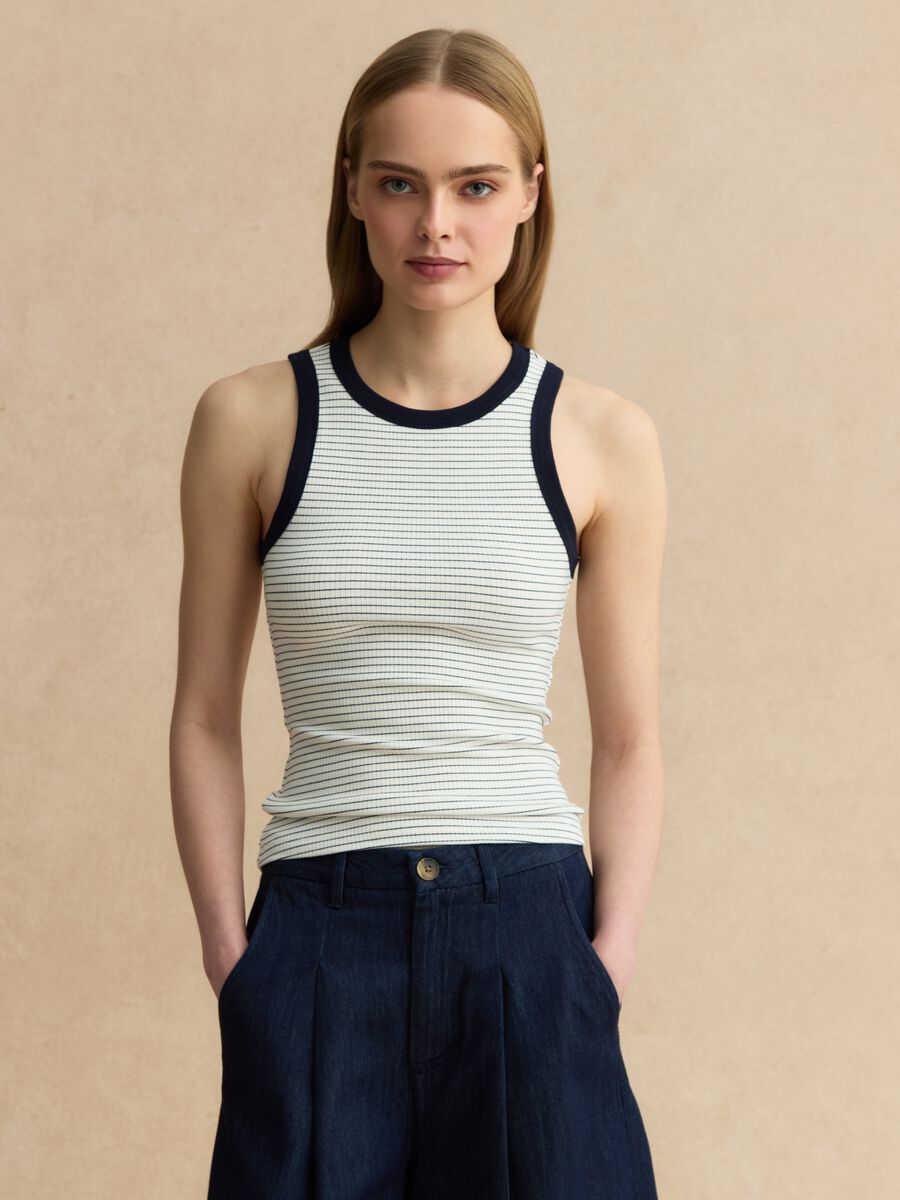 Tank top in viscosa elasticizzata bianca regular fit con dettagli blu_0