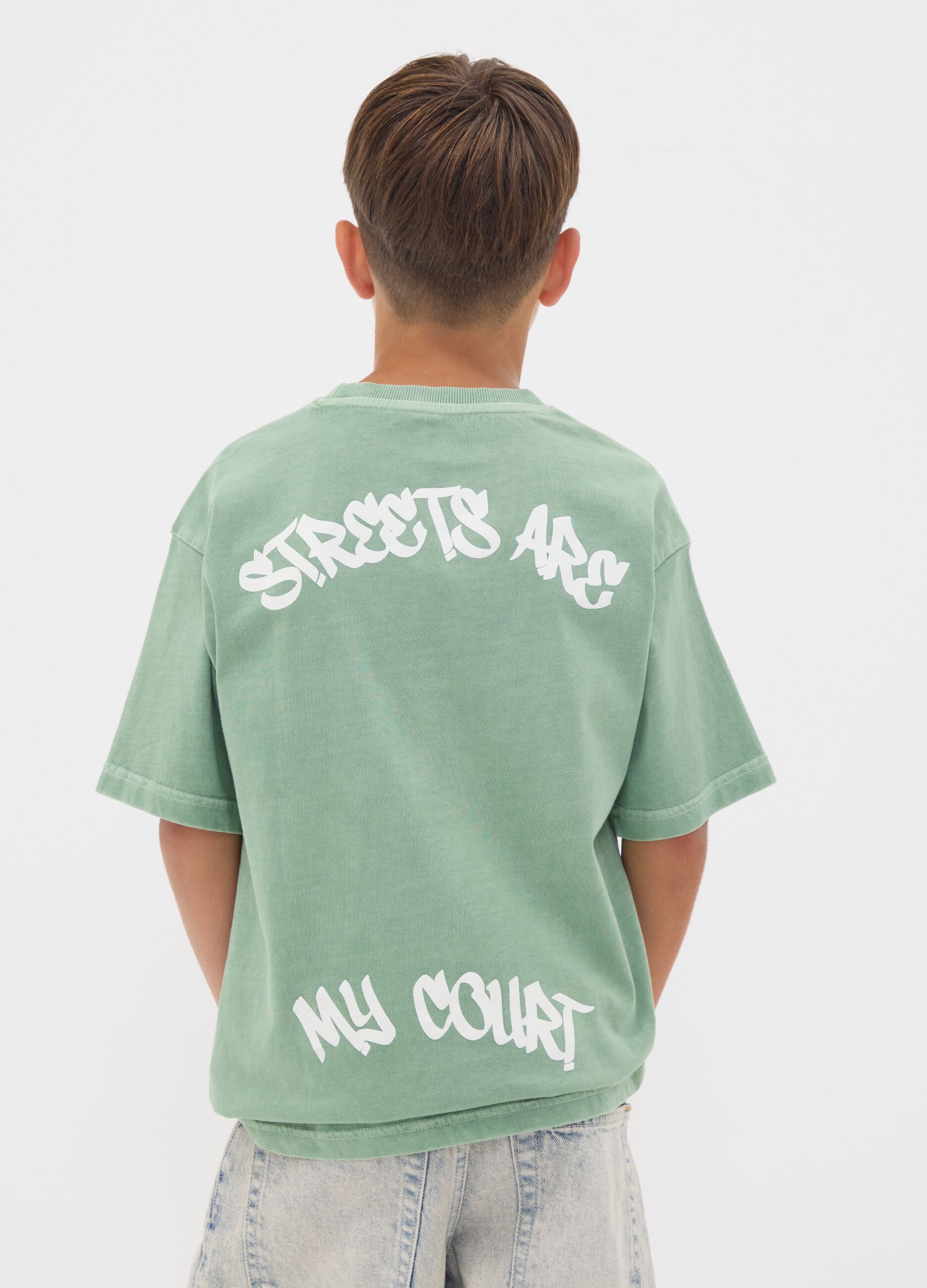 Green oversized pure cotton T-shirt with "Streets are my court" slogan for boys