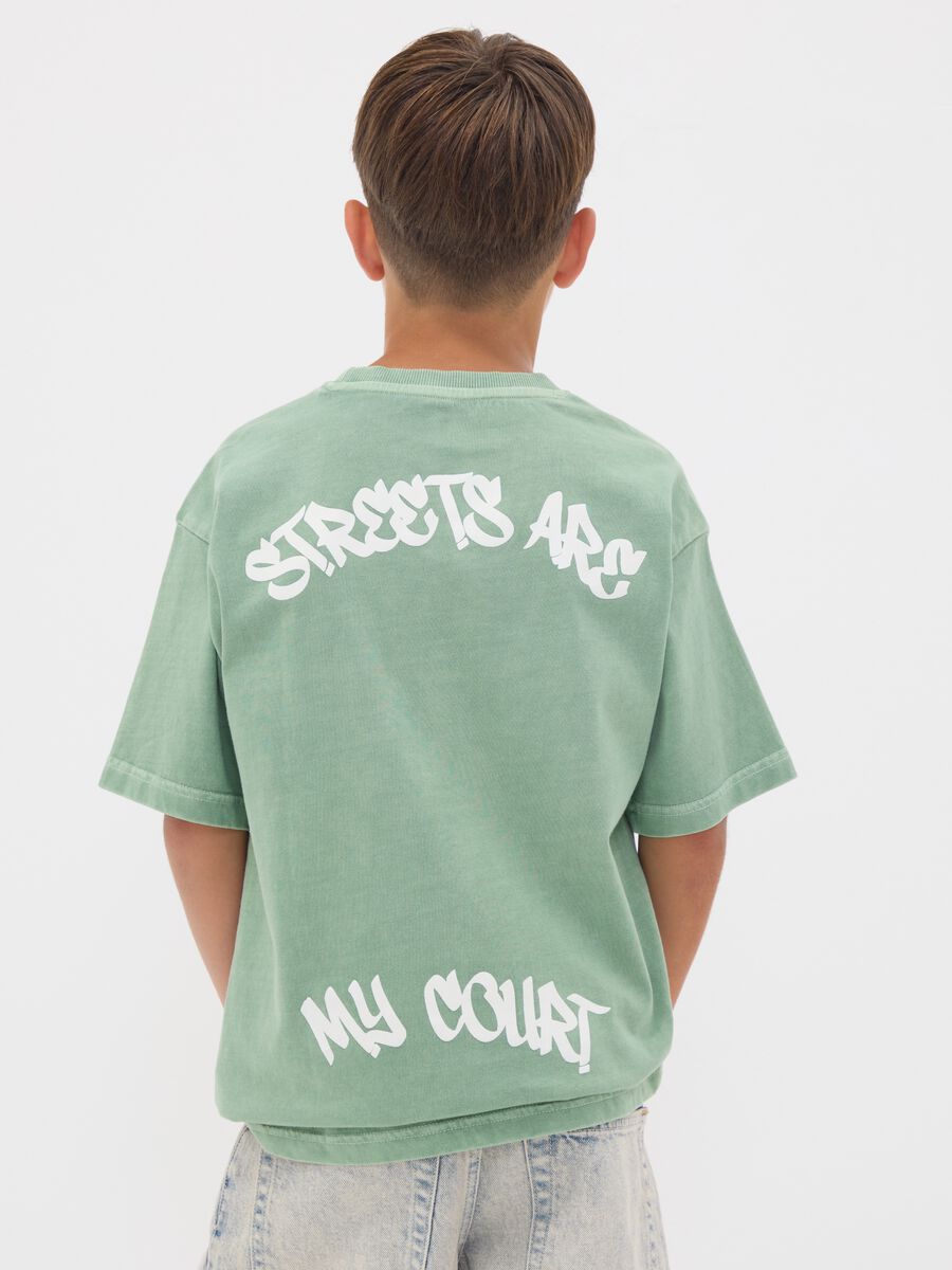 T-shirt over verde in puro cotone con scritta "Streets are my court" per ragazzo_1