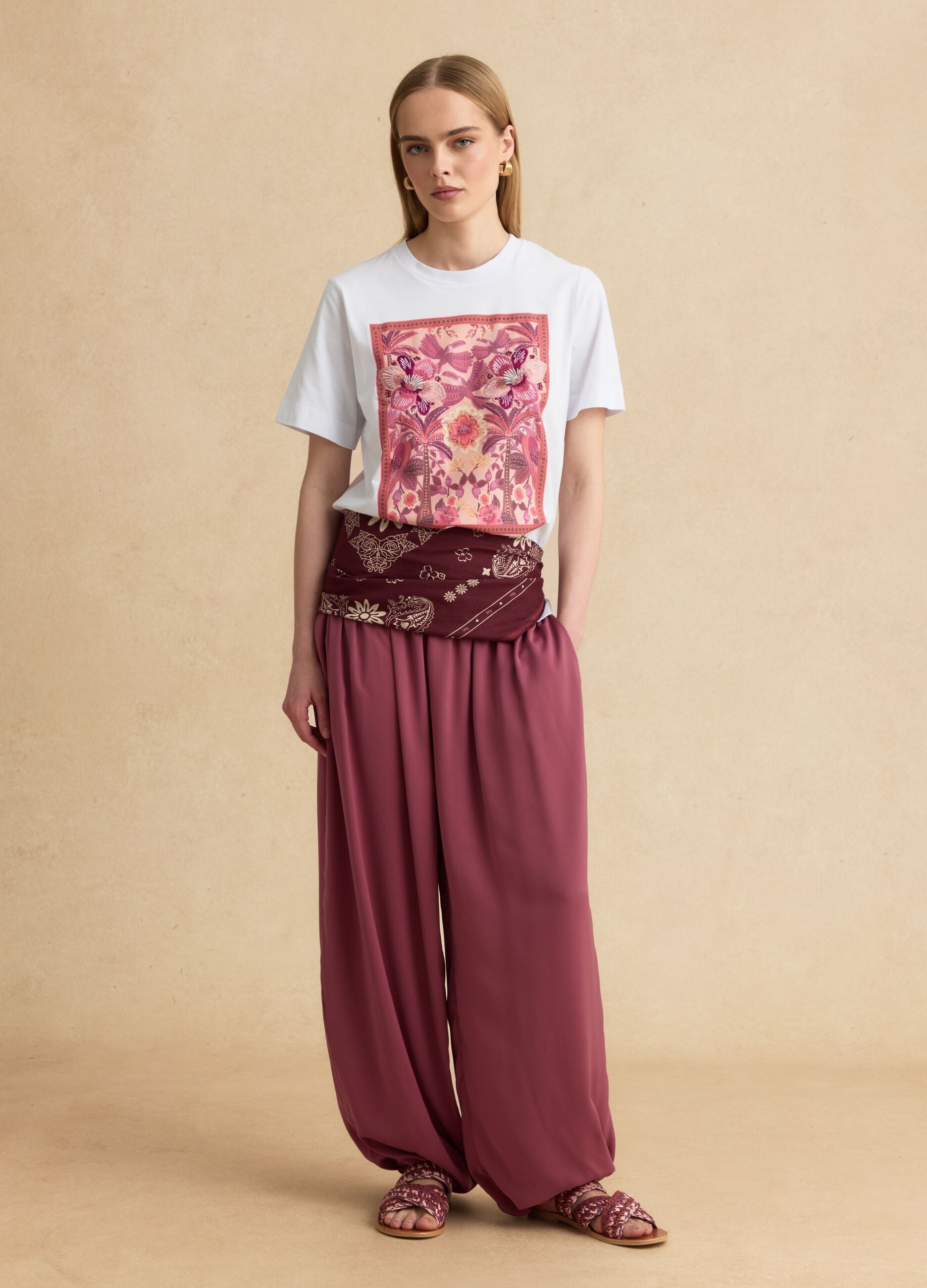 T-shirt bianca in puro cotone con stampa ricamata floreale