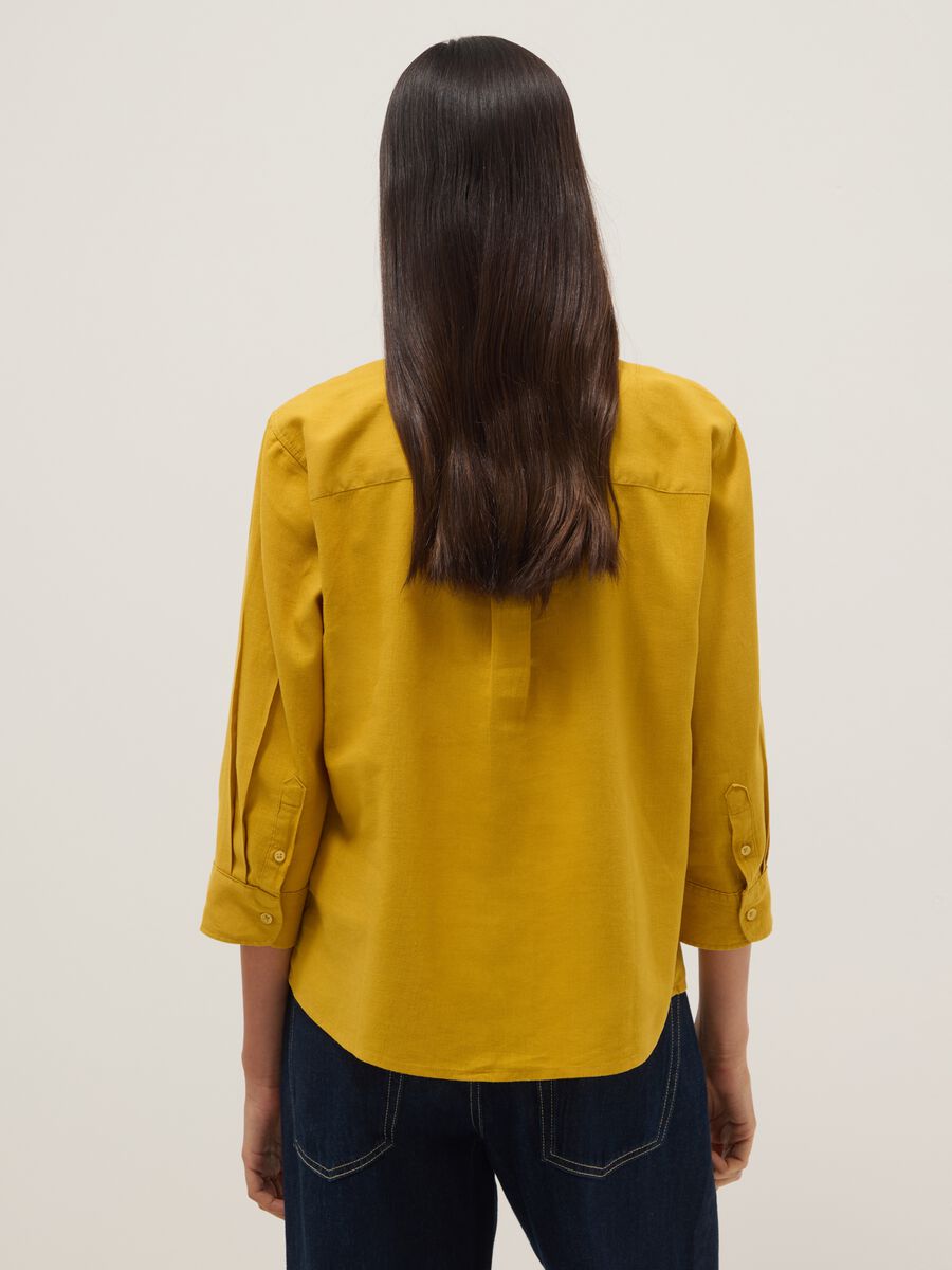 Yellow linen and viscose blend regular-fit shirt with V-neck_4