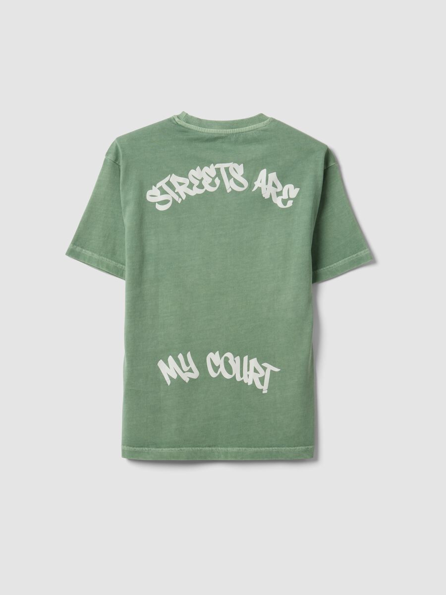 T-shirt over verde in puro cotone con scritta "Streets are my court" per ragazzo_4