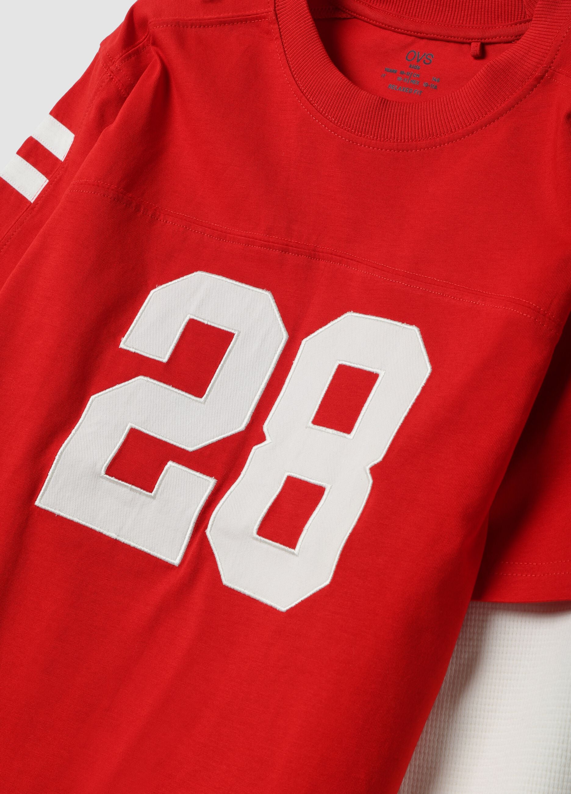 T-shirt rossa in puro cotone con girocollo e stampa college per ragazzo