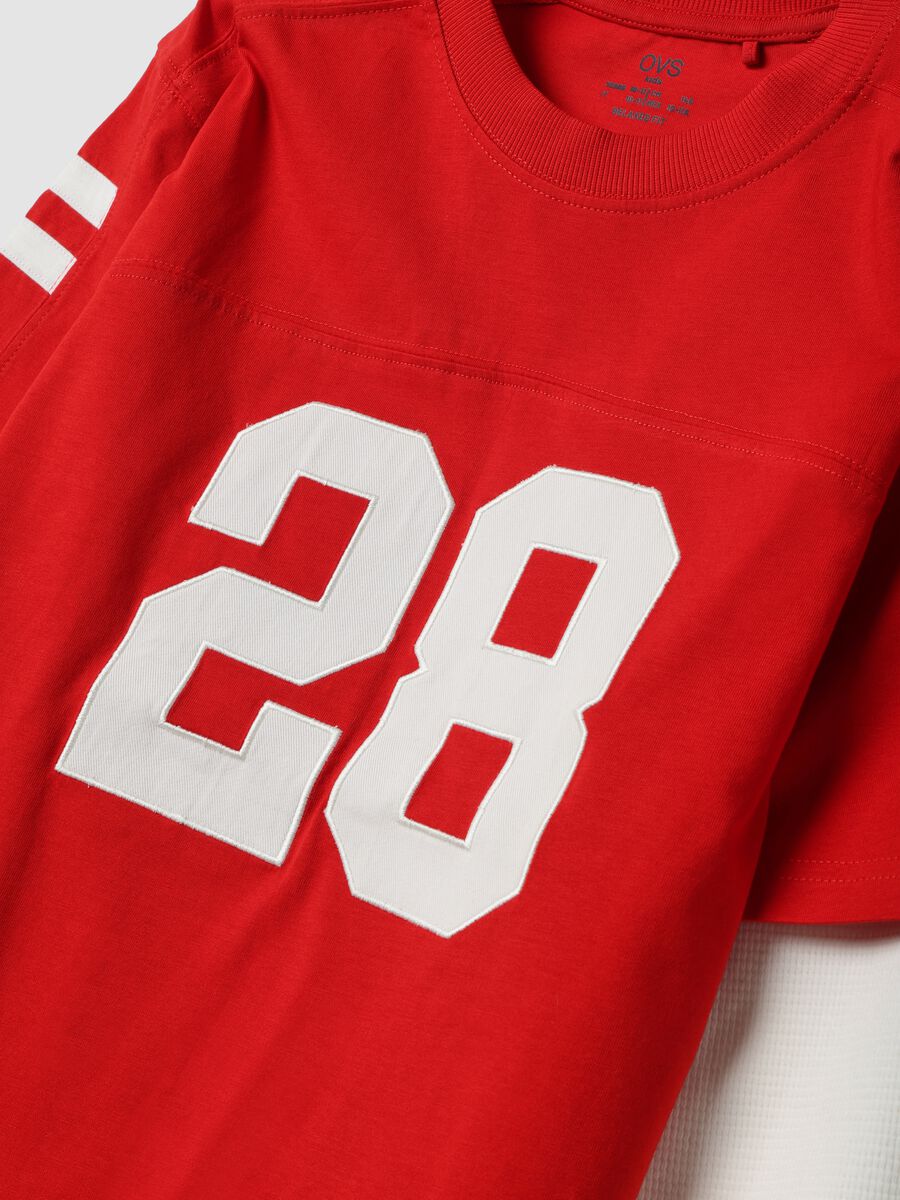T-shirt rossa in puro cotone con girocollo e stampa college per ragazzo_1