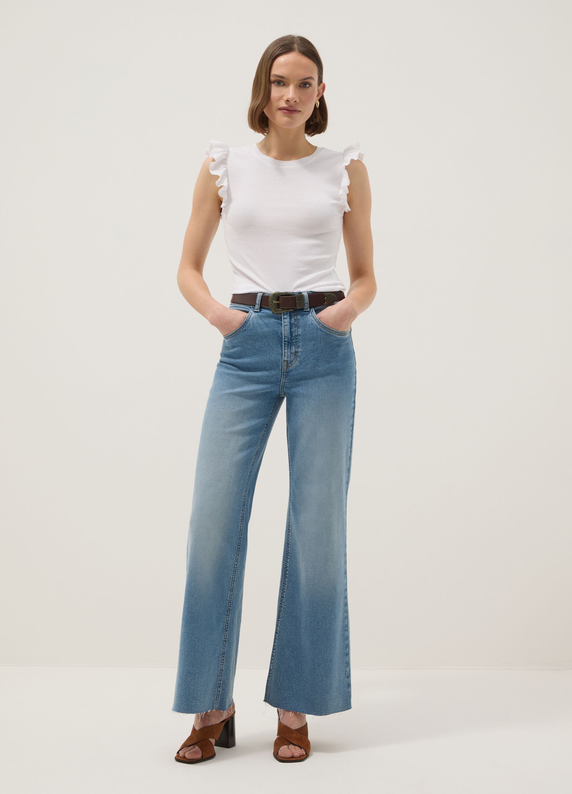 T-shirt in puro cotone bianca slim fit con volant