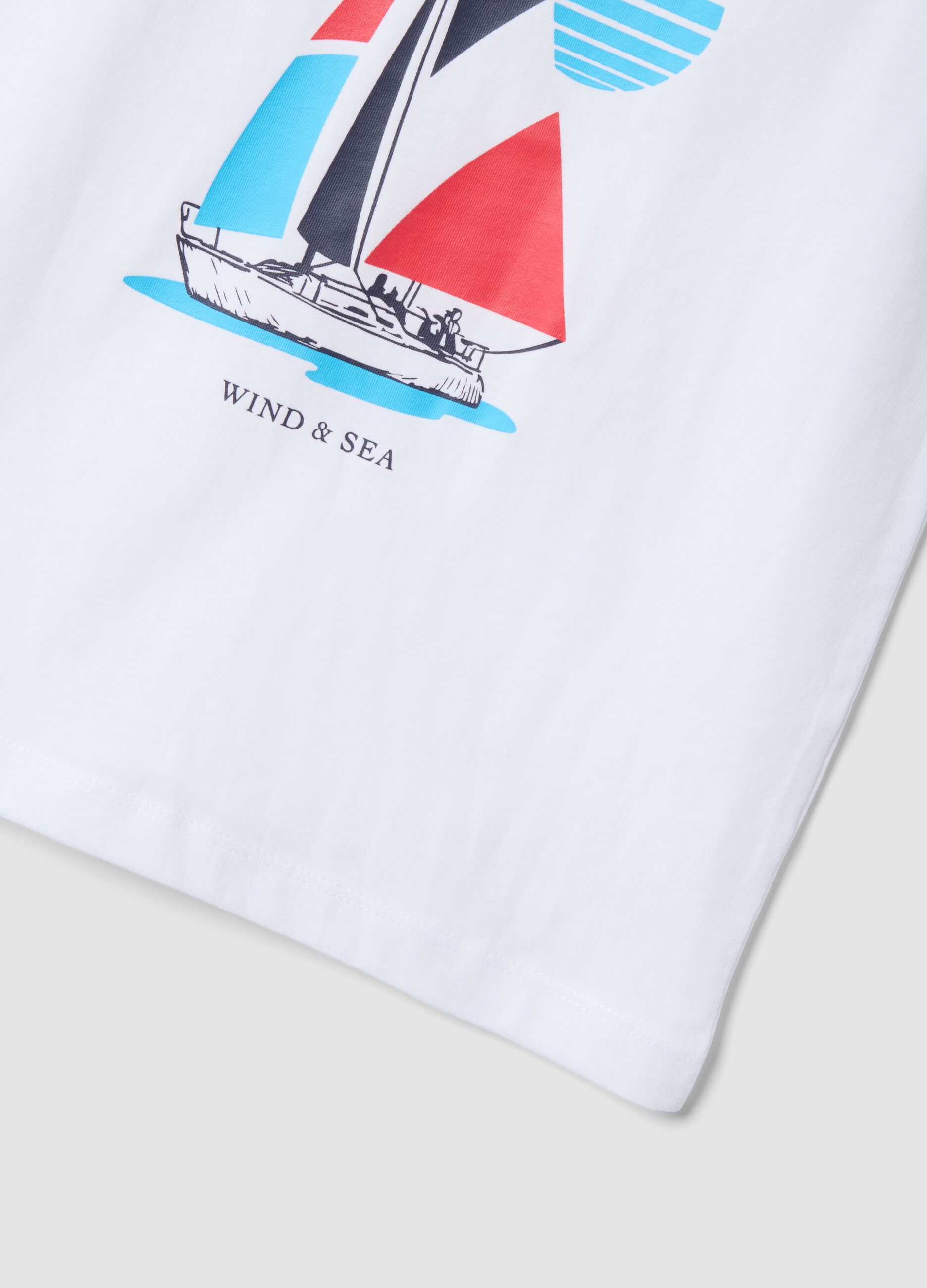 White pure cotton boys&rsquo; vest with sailboat print