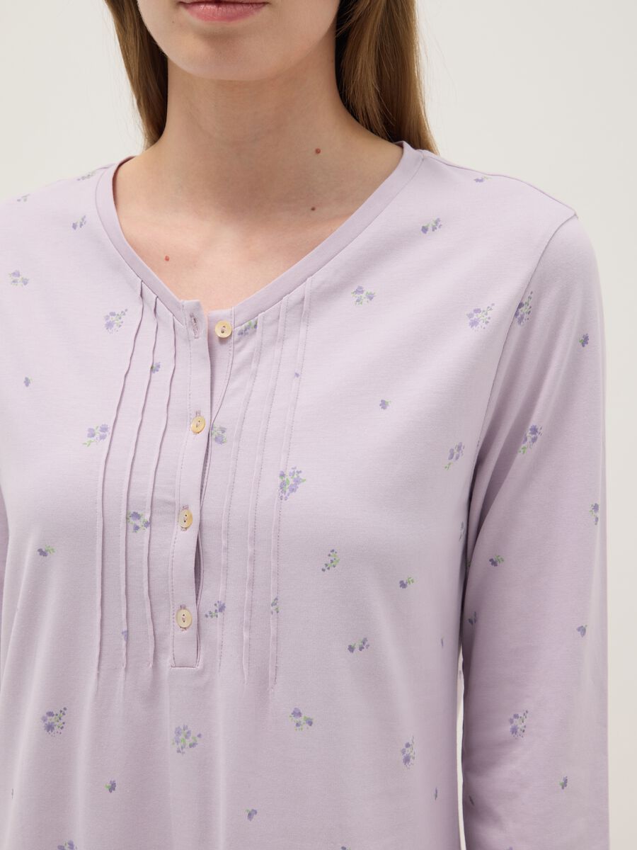 Camicia da notte in puro cotone viola con collo serafino e motivo floreale_3