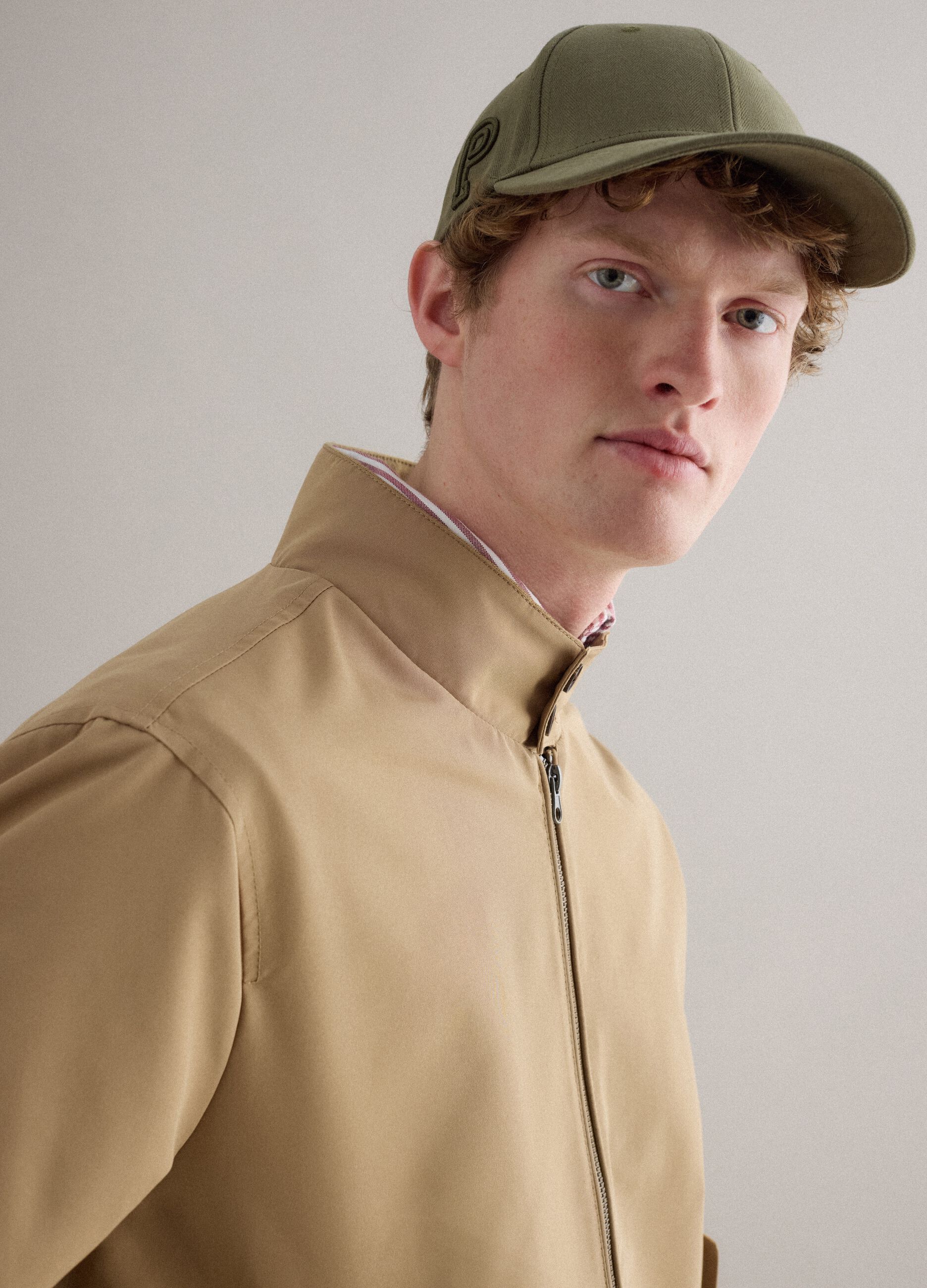 Green pure cotton cap with adjustable visor and embroidered P