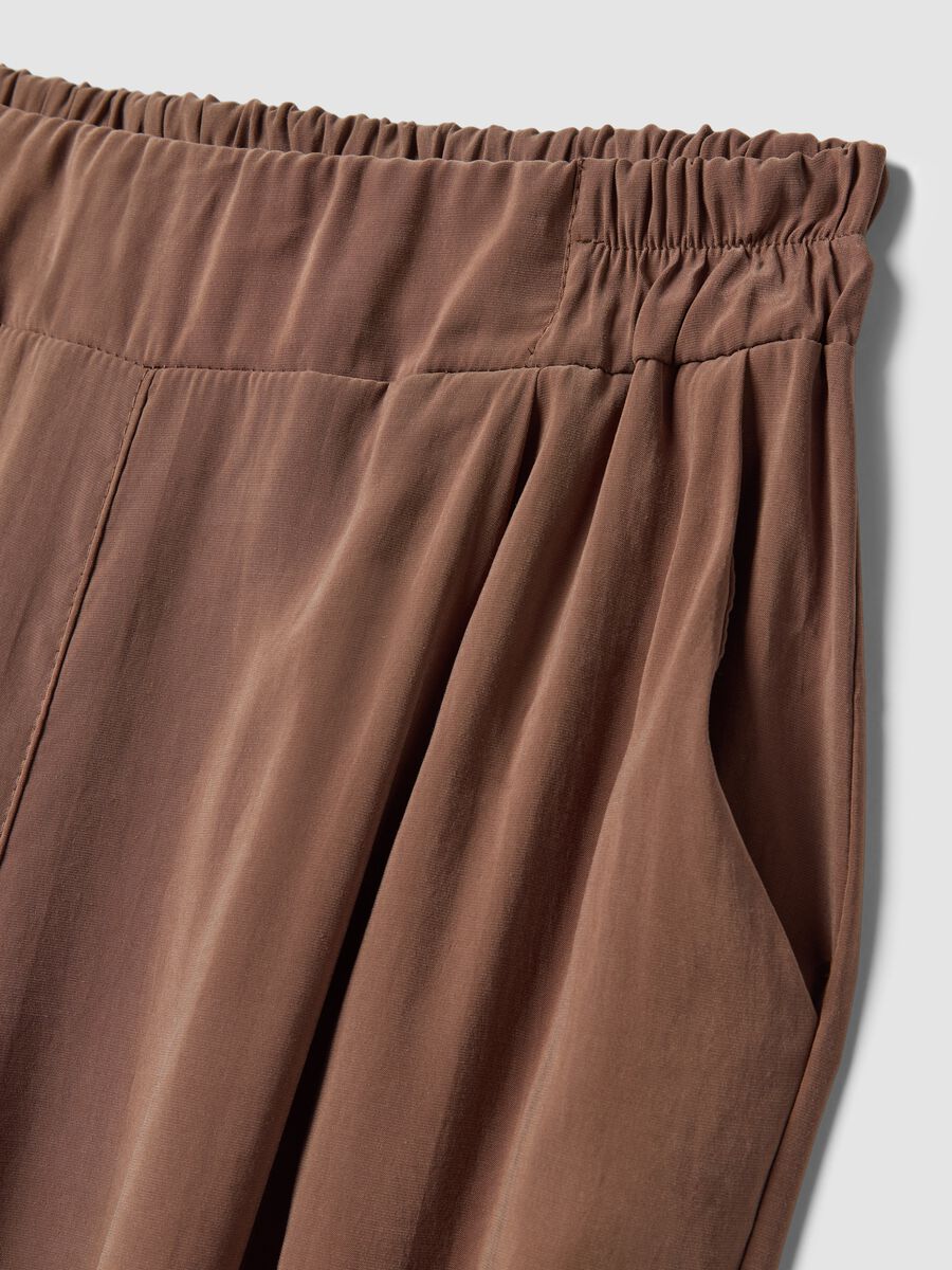 Brown viscose-blend trousers with elasticated cuffs, regular fit_5