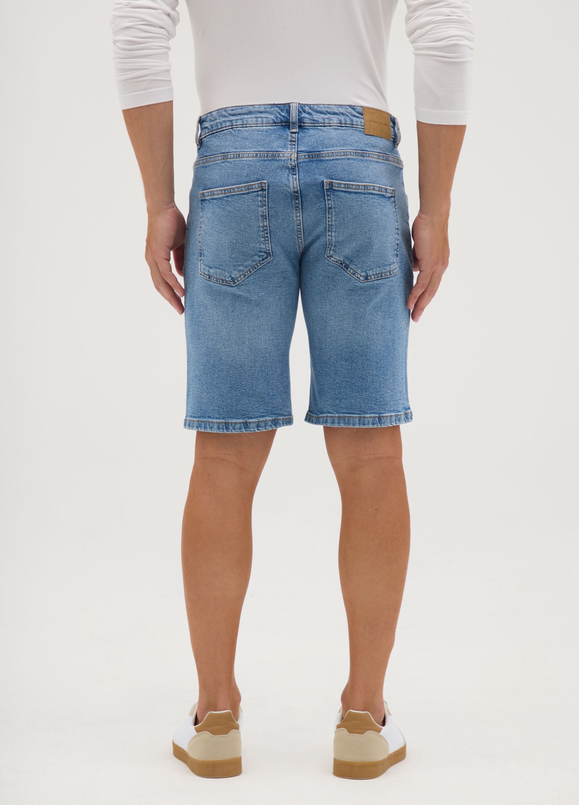 Men&rsquo;s slim-fit blue denim Bermuda shorts