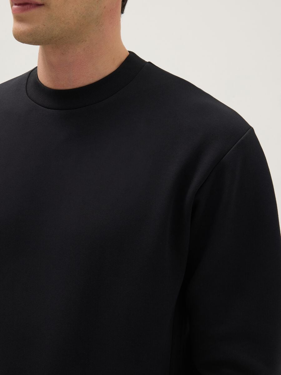 Black regular fit cotton blend crew neck sweatshirt_3