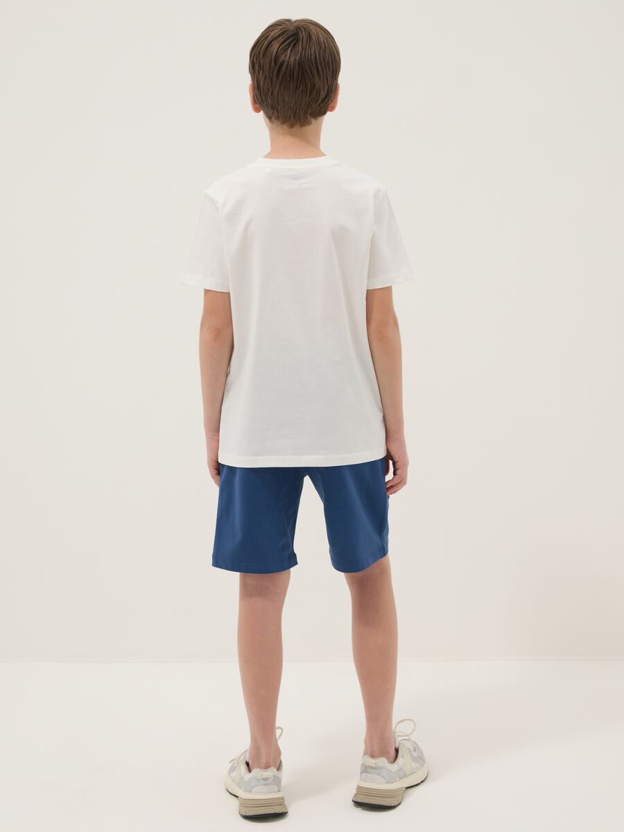 Completo bianco in puro cotone con t-shirt e shorts_1