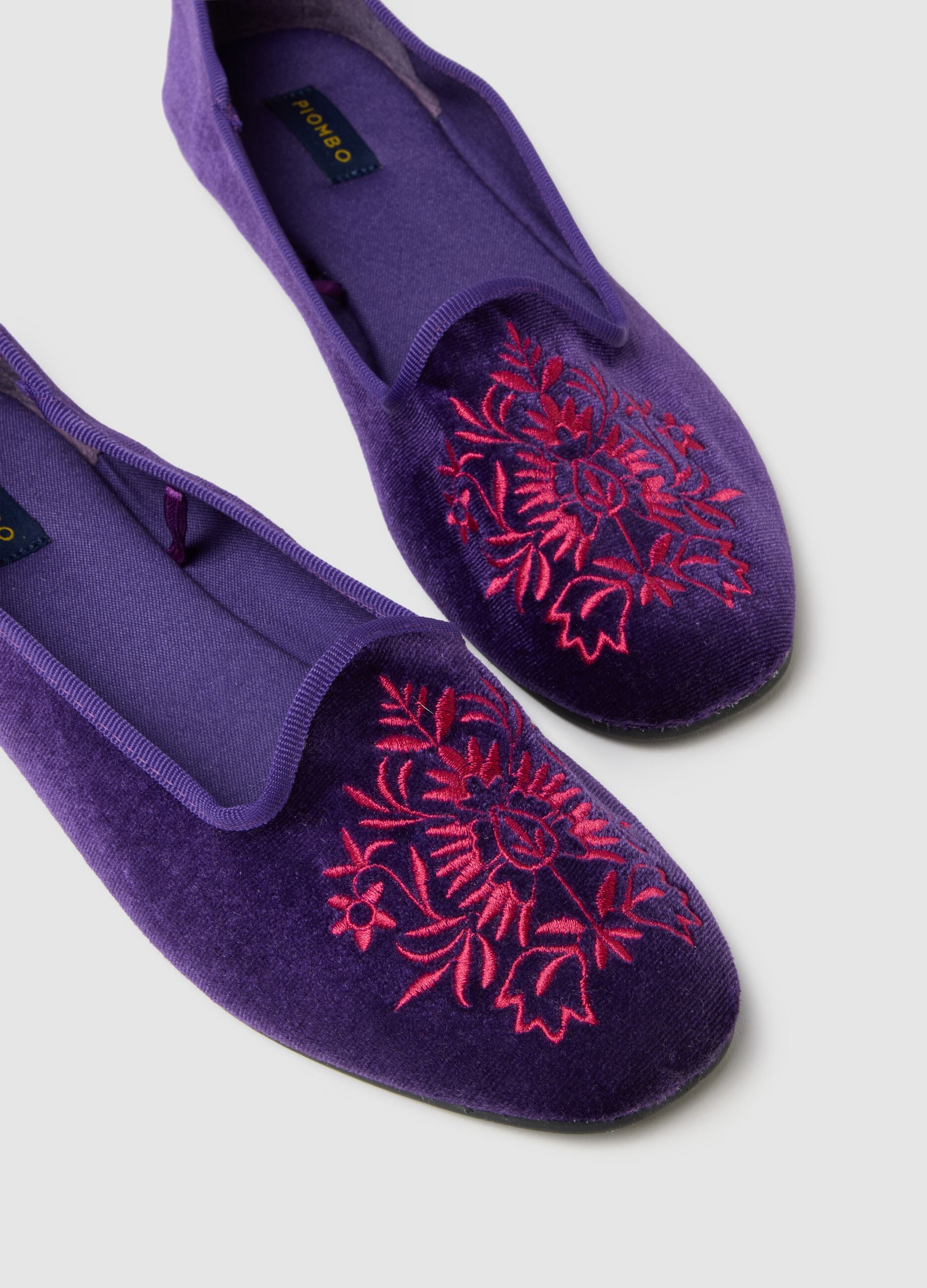 Purple Friulian shoes with floral embroidery