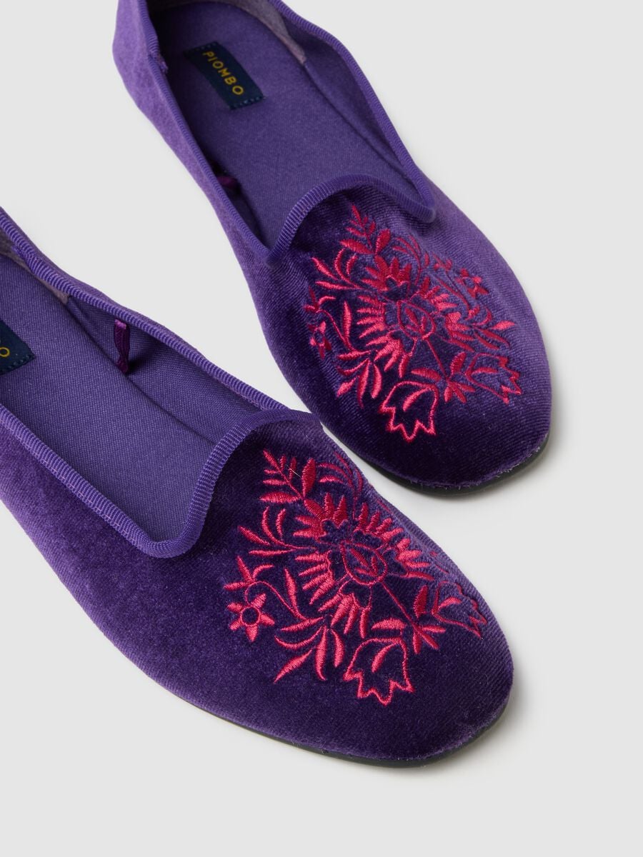 Purple Friulian shoes with floral embroidery_3