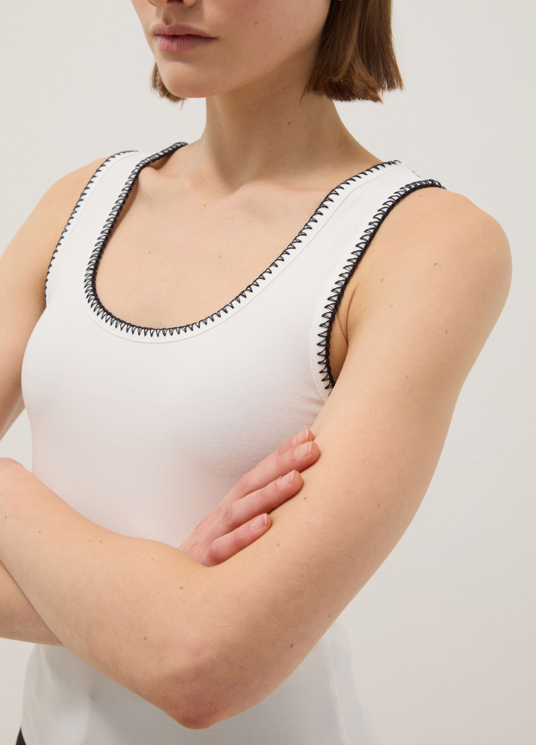 White stretch cotton tank top with contrast detailing, regular fit