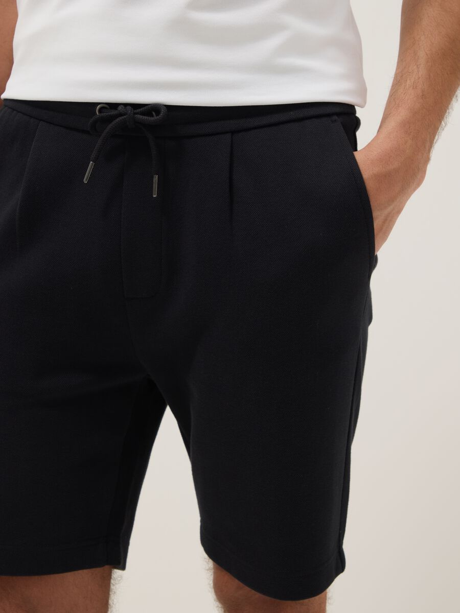 Black pure cotton regular-fit shorts with drawstring_3