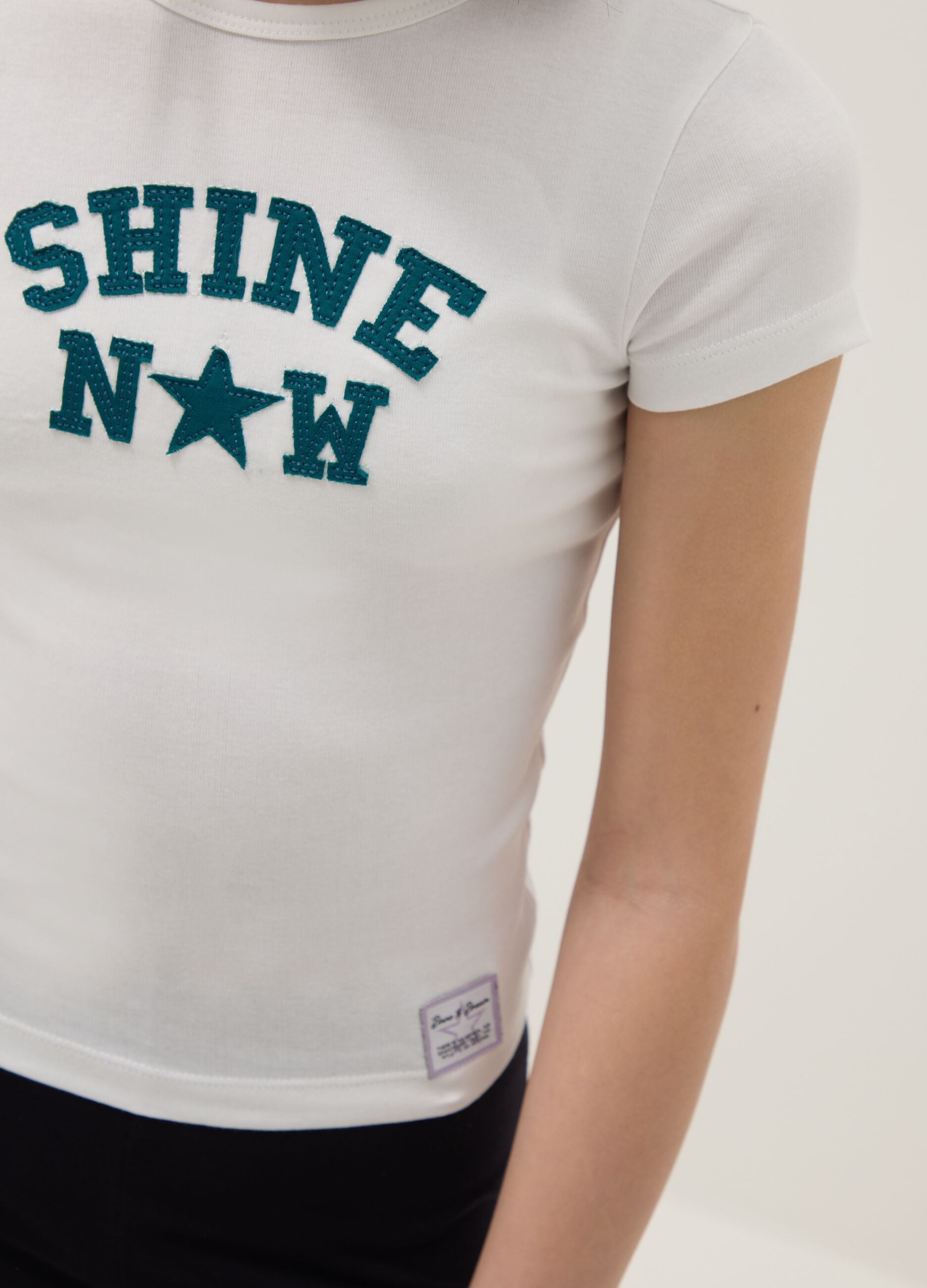 White stretchy cotton fitted girl&rsquo;s t-shirt with print