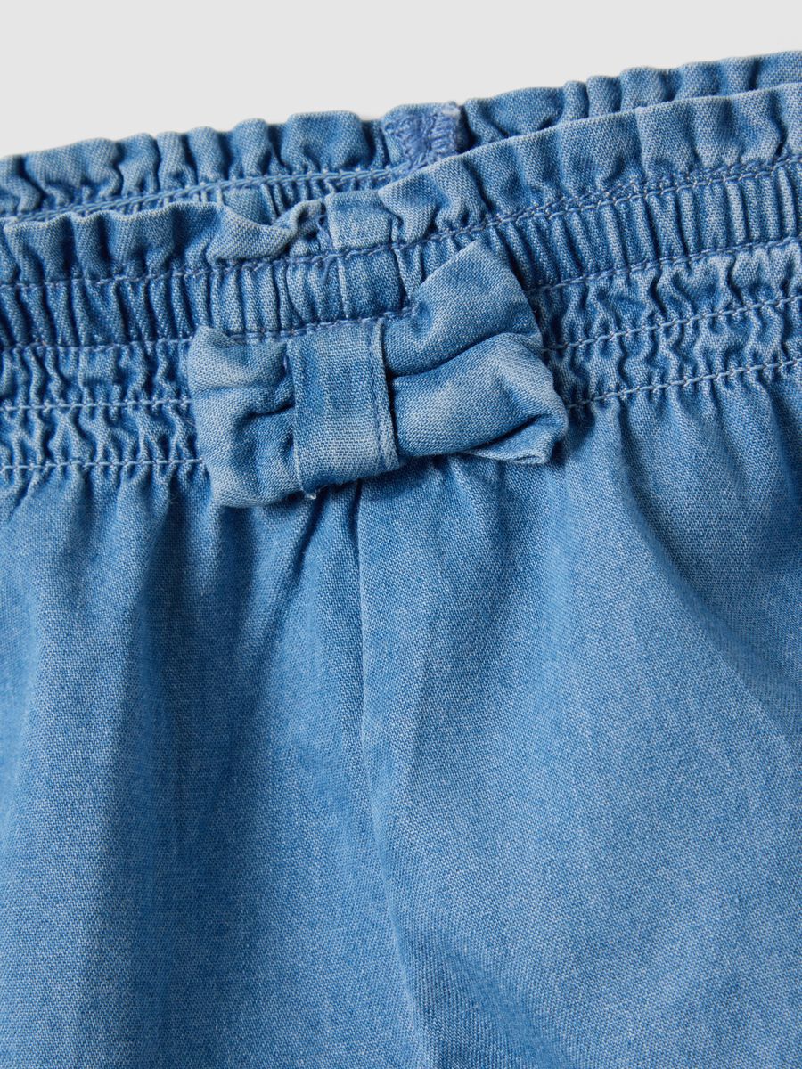 Newborn girl's regular fit blue denim cotton shorts with bow_2