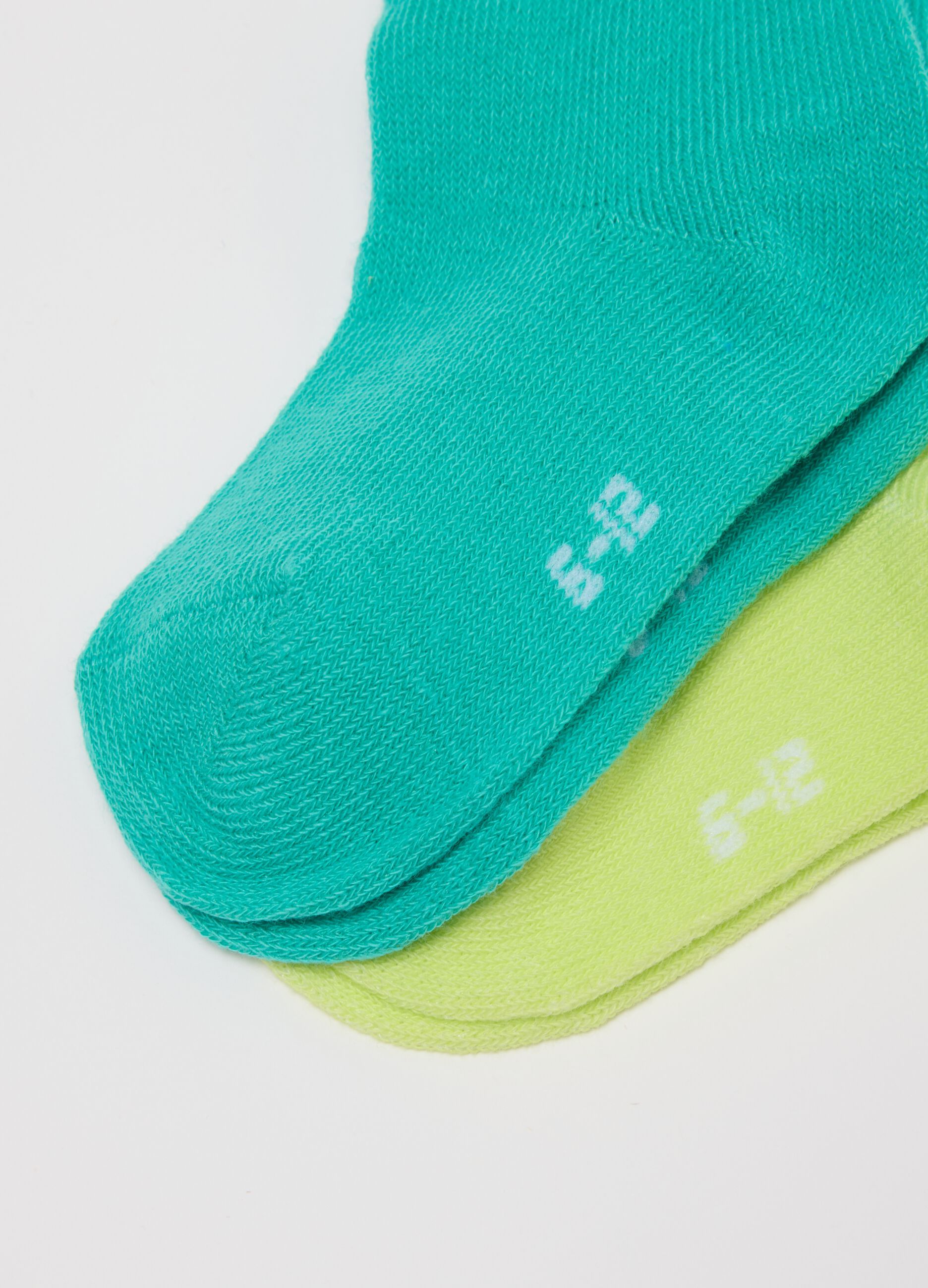 Multipack of comfortable short socks in multicoloured cotton blend for newborns