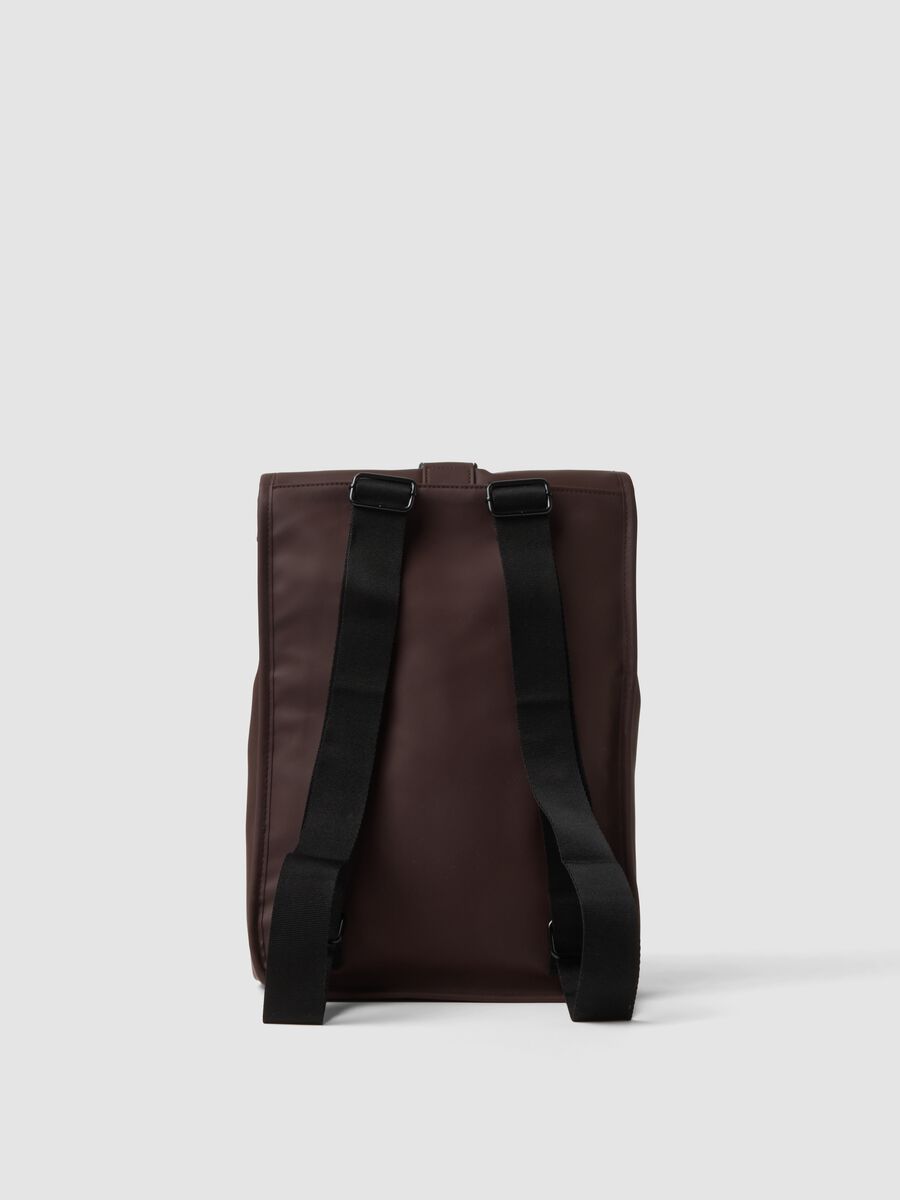 Zaino marrone con chiusura roll-top e zip frontale_2