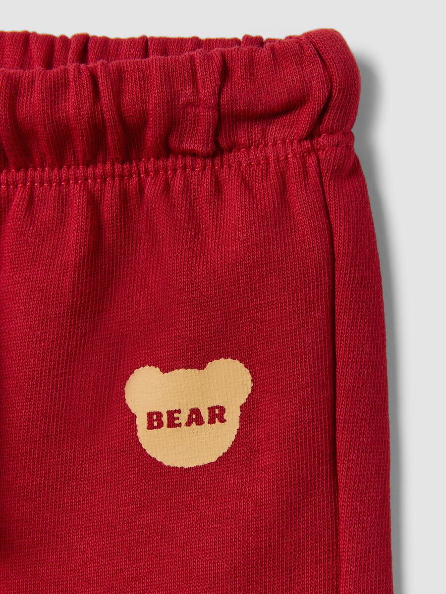 Red pure cotton trousers with elasticated waist and print for baby girls_2