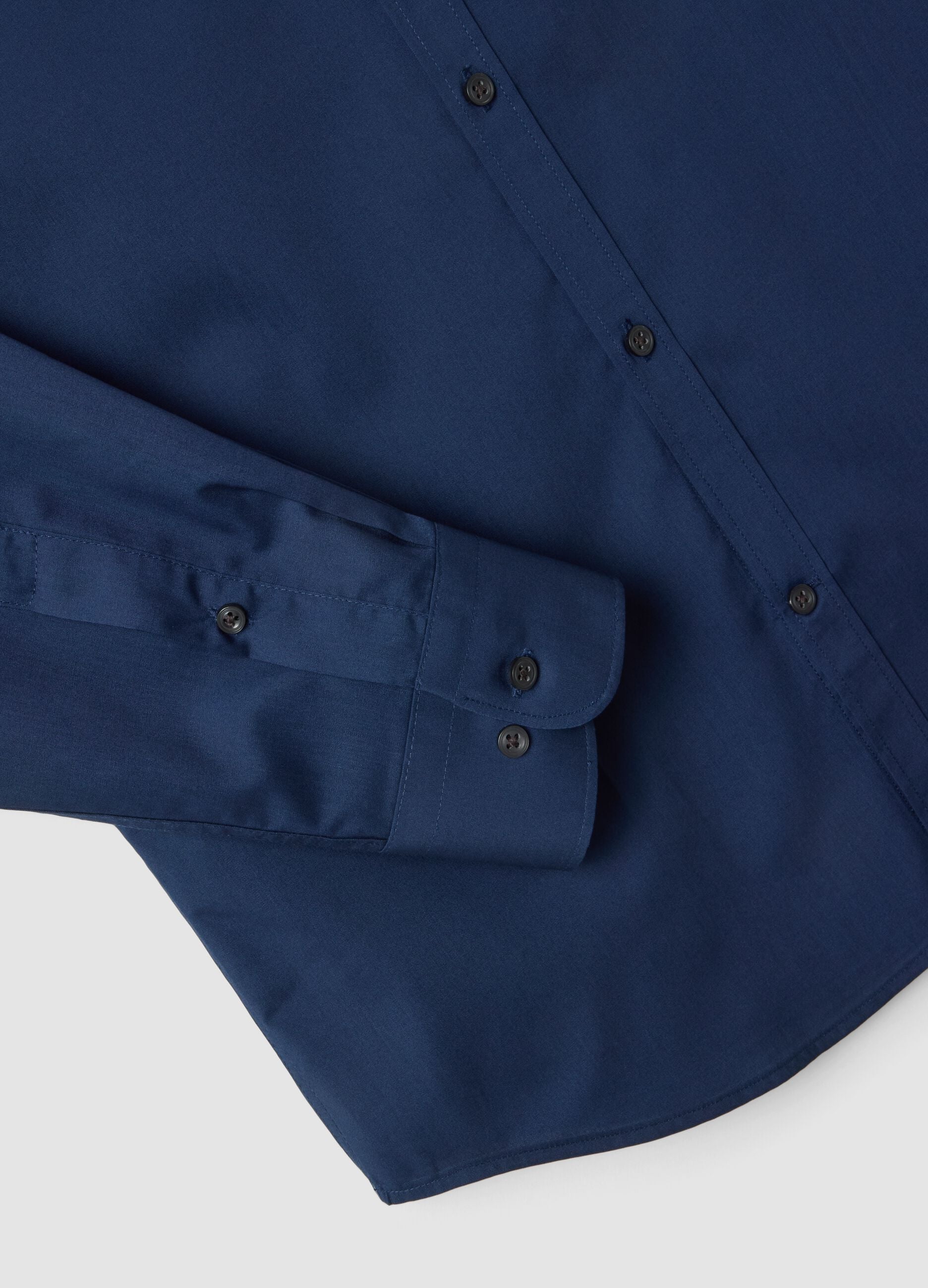 Blue slim-fit shirt with classic collar, easy-iron finish