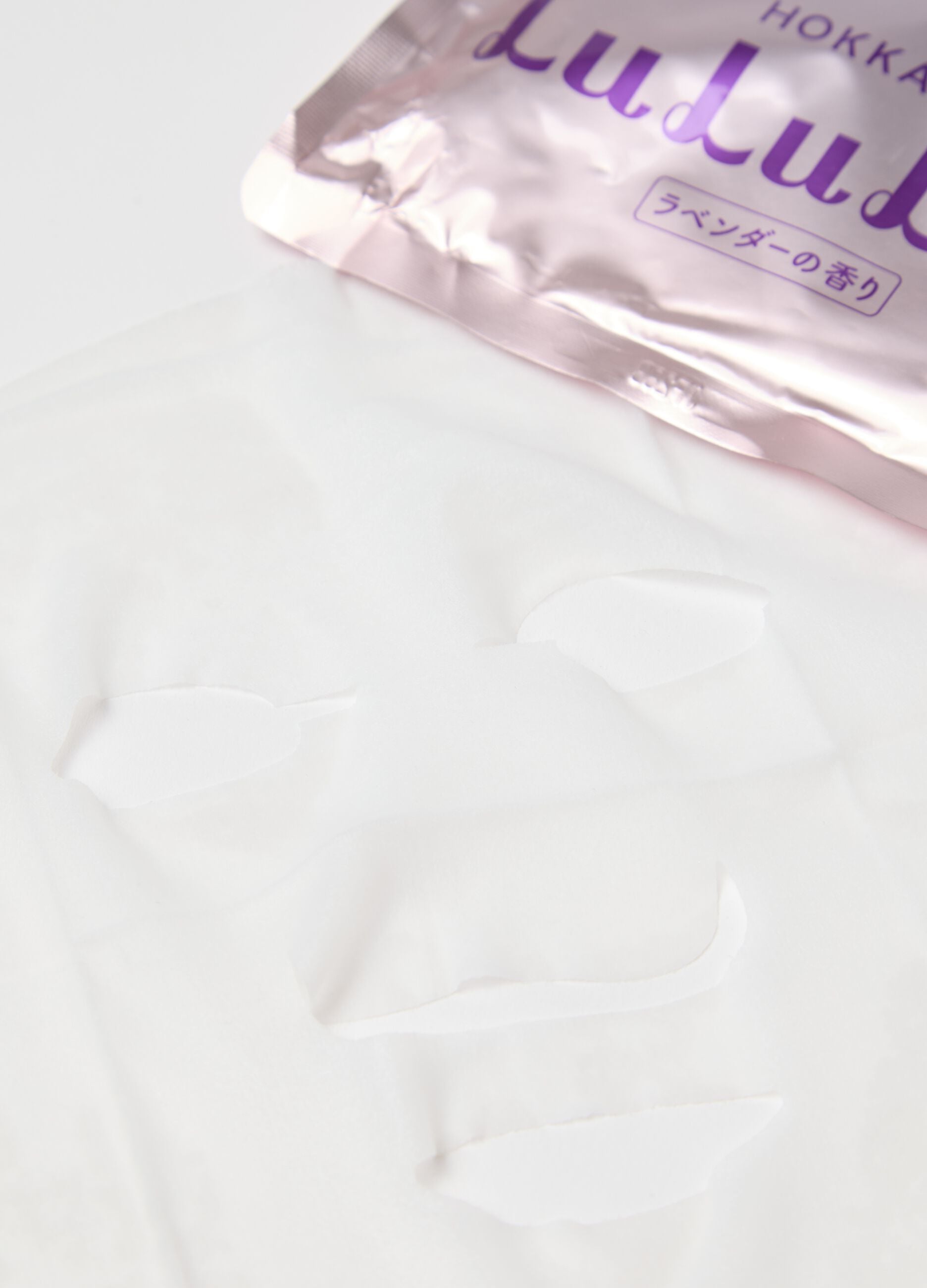 Premium fabric mask with calming lavender flower extract from the Japanese region Hokkaido. The pack contains 7 fabric masks. Perfect for daily use.