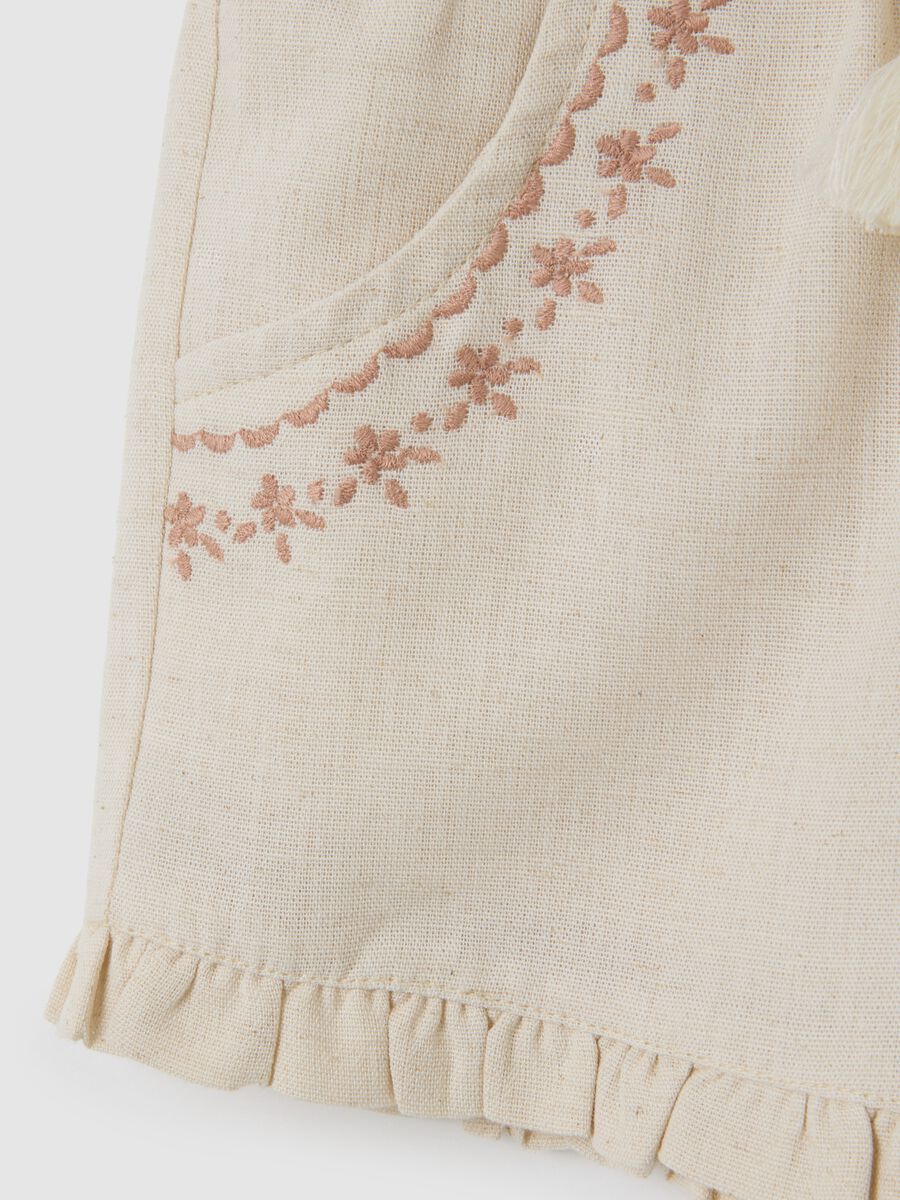 Baby girls&rsquo; beige regular-fit shorts in cotton with fringe_3